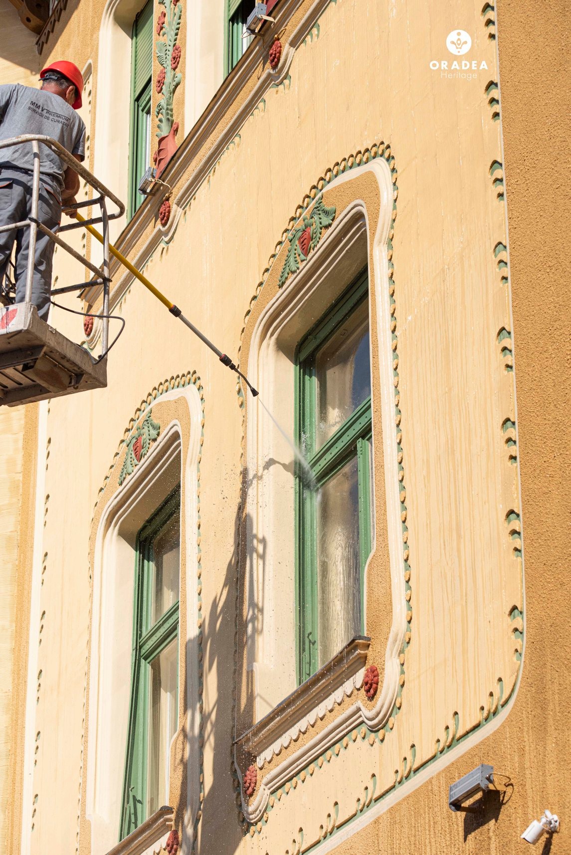 FOTO: Curatare fatade Palatul Stern Oradea 16.07.2020