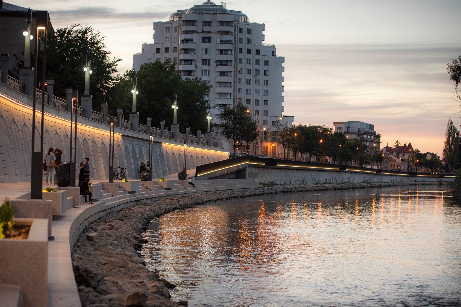 Noua promenadă de pe malul Crișului, iluminată ambiental - Foto: https://www.bihon.ro/