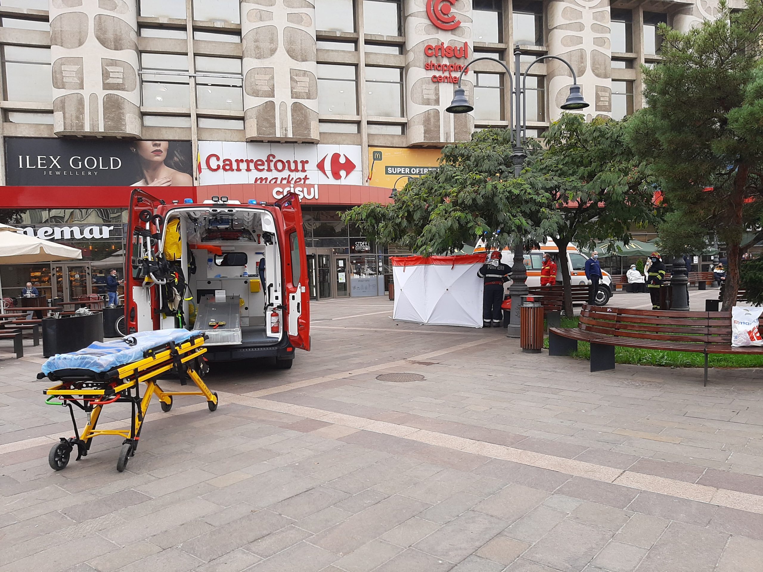 Intervenție Ambulanță și SMURD în fața Crișul Center oradea (1)