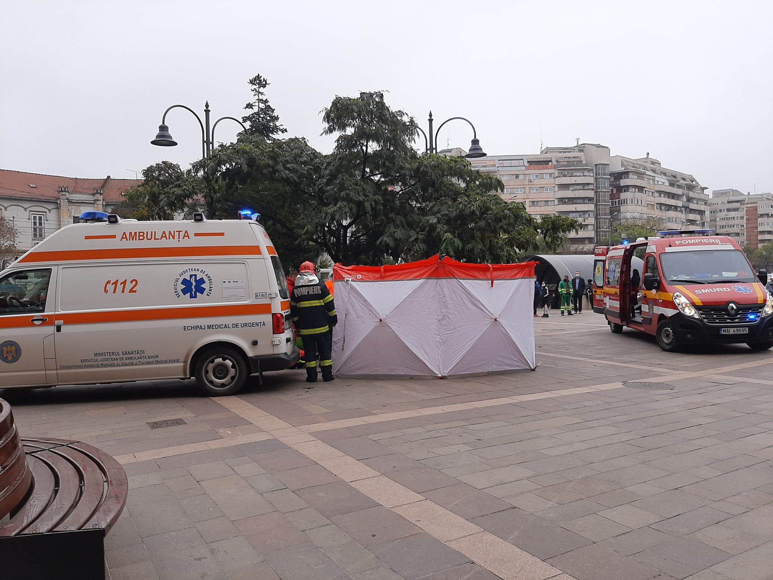 FOTO: Intervenție Ambulanță și SMURD în fața Crișul Center 04.11.2020