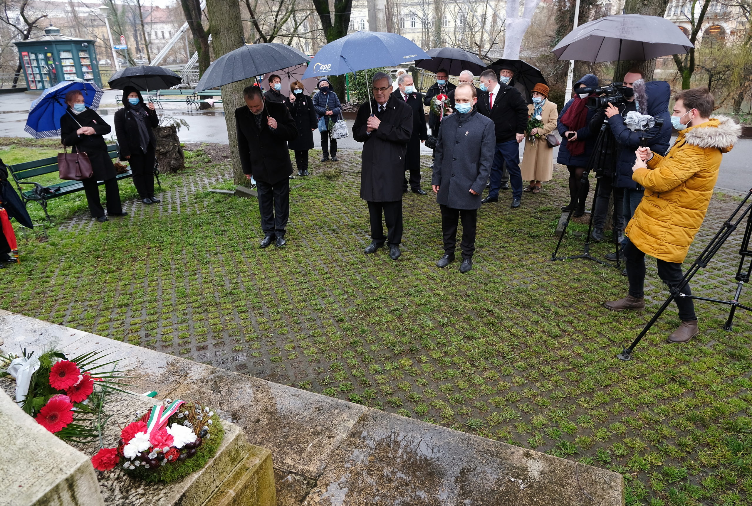 FOTO: 15 martie - depuneri de coroane la Statuia lui Szacsvay din Oradea - eveniment organizat de gruparea lui Tokes Laszlo