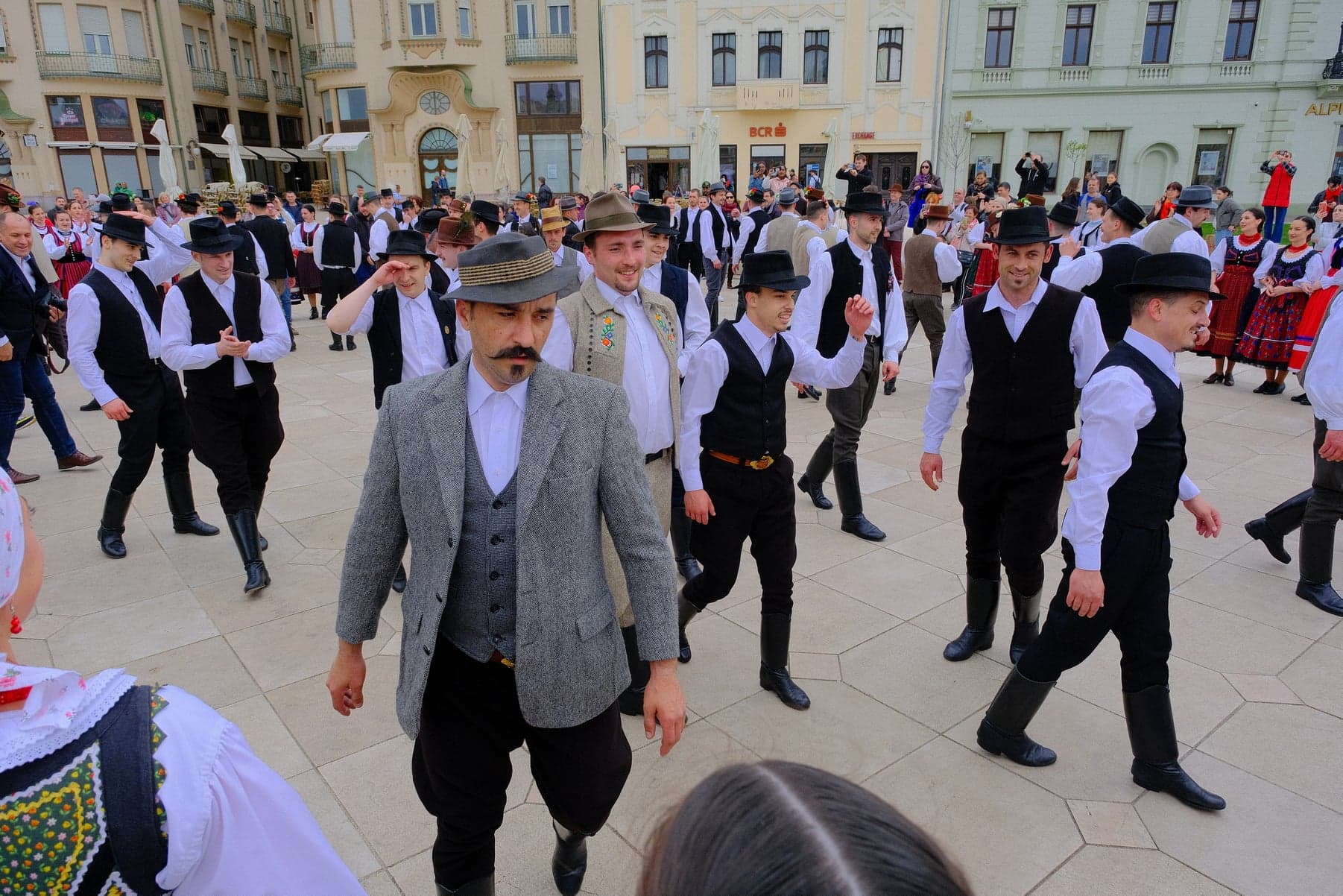 flash mob ansambluri populare maghiare piata unirii (3)