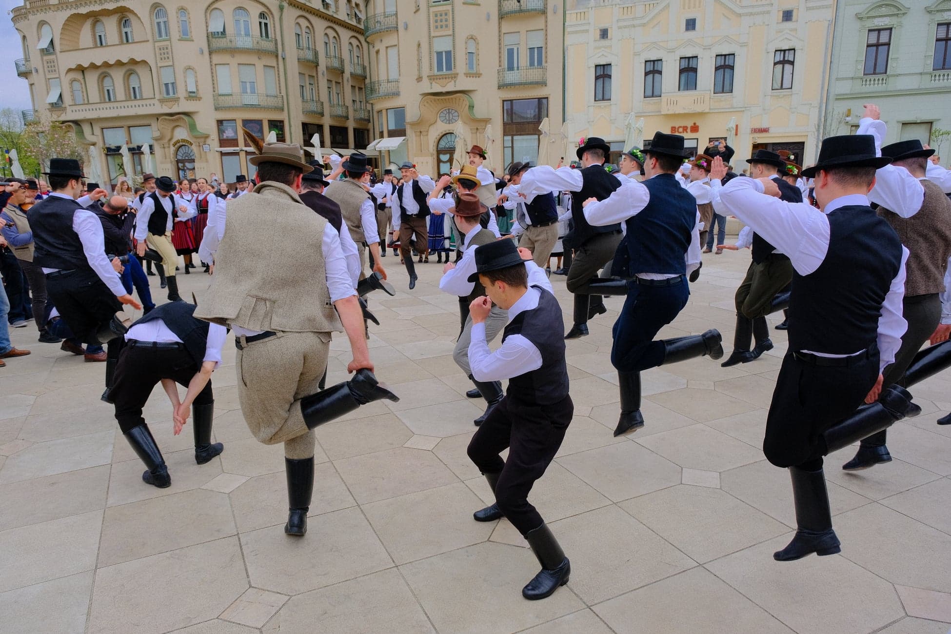 flash mob ansambluri populare maghiare piata unirii (5)