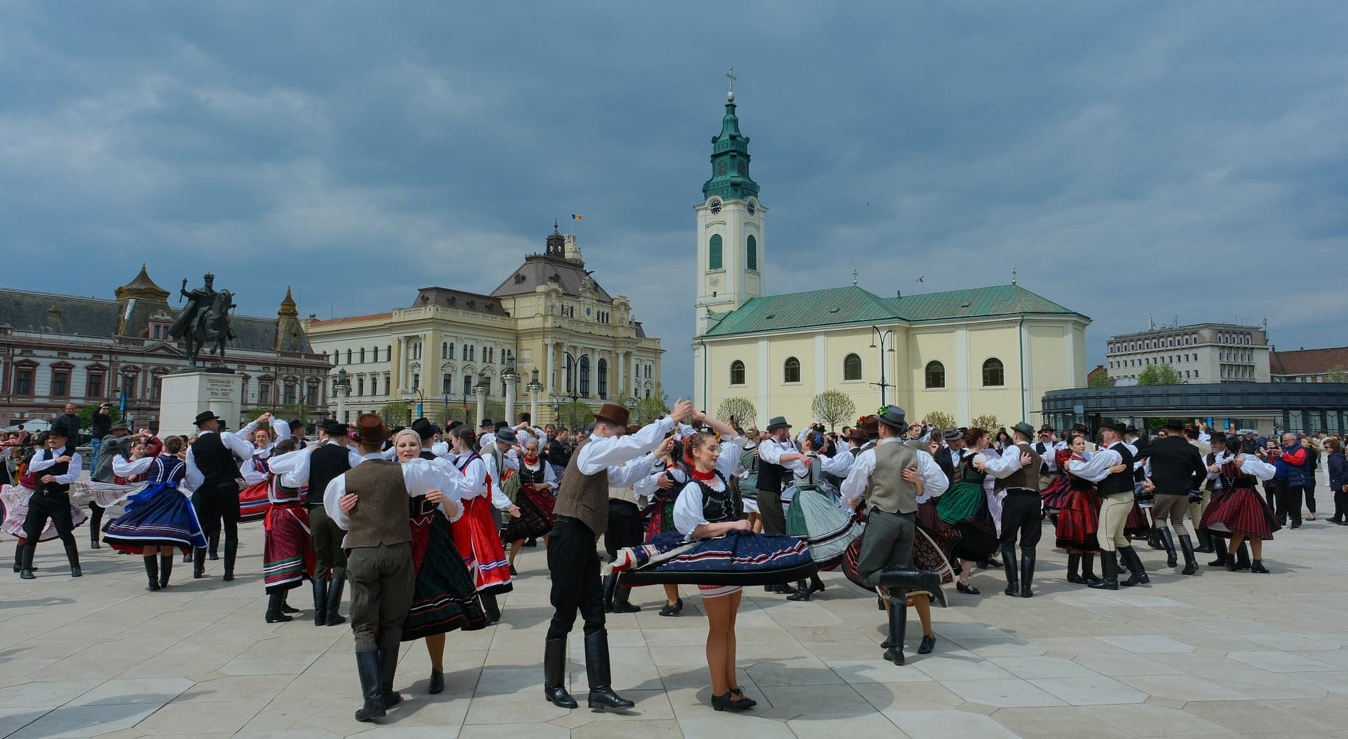 flash mob ansambluri populare maghiare piata unirii (6)