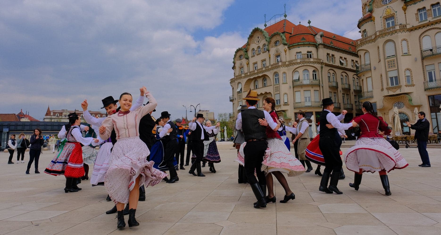 flash mob ansambluri populare maghiare piata unirii (8)