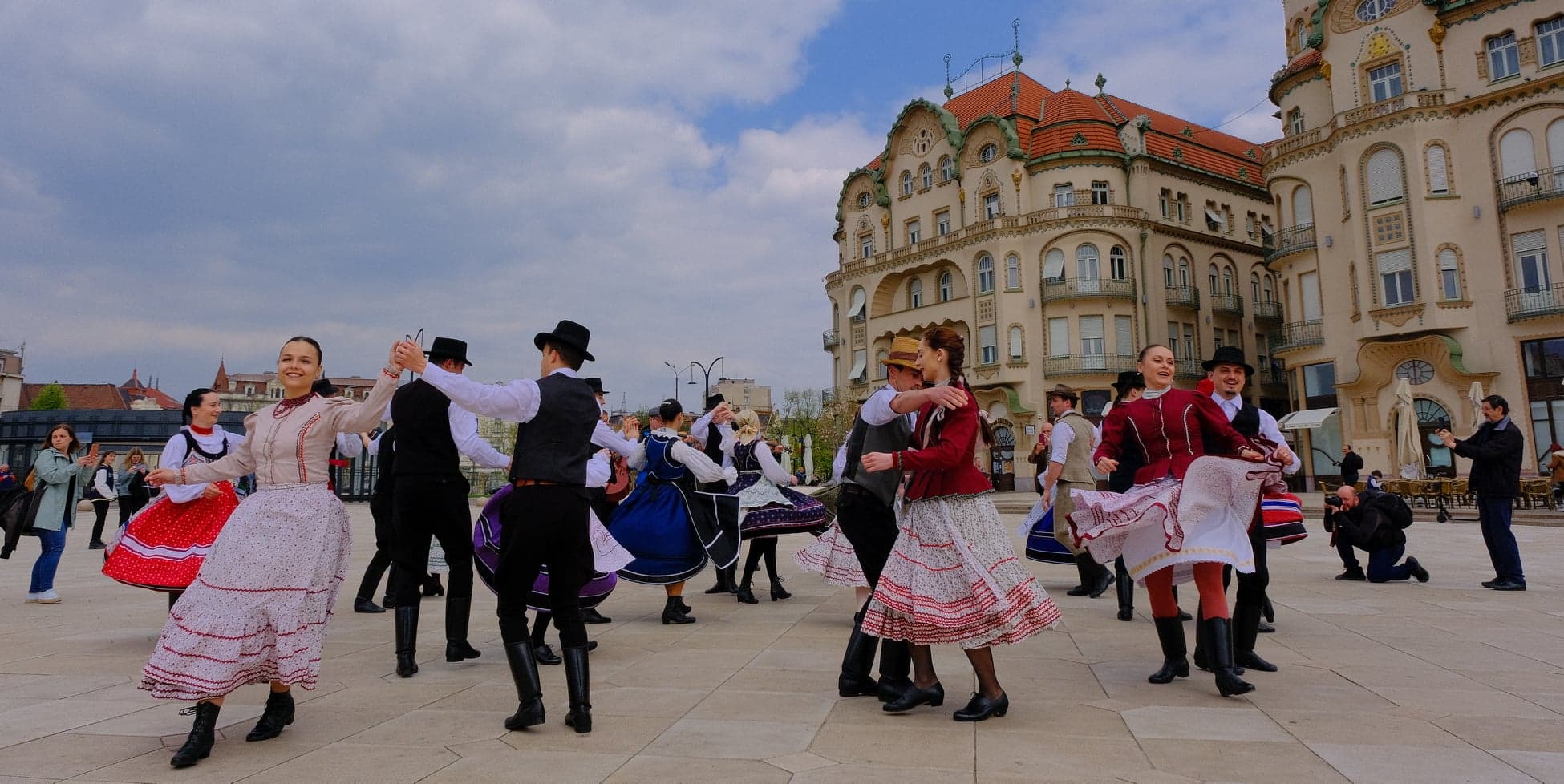 flash mob ansambluri populare maghiare piata unirii (14)