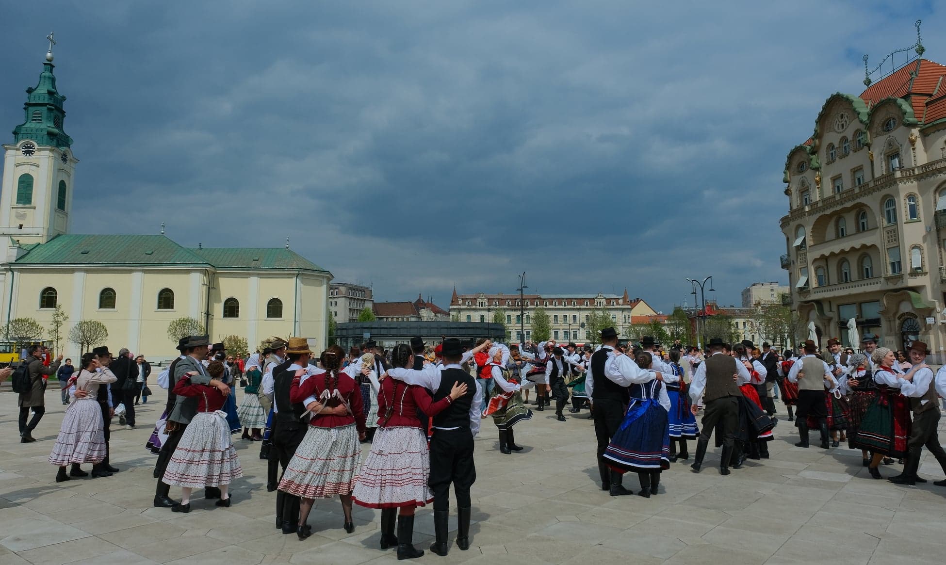 flash mob ansambluri populare maghiare piata unirii (17)