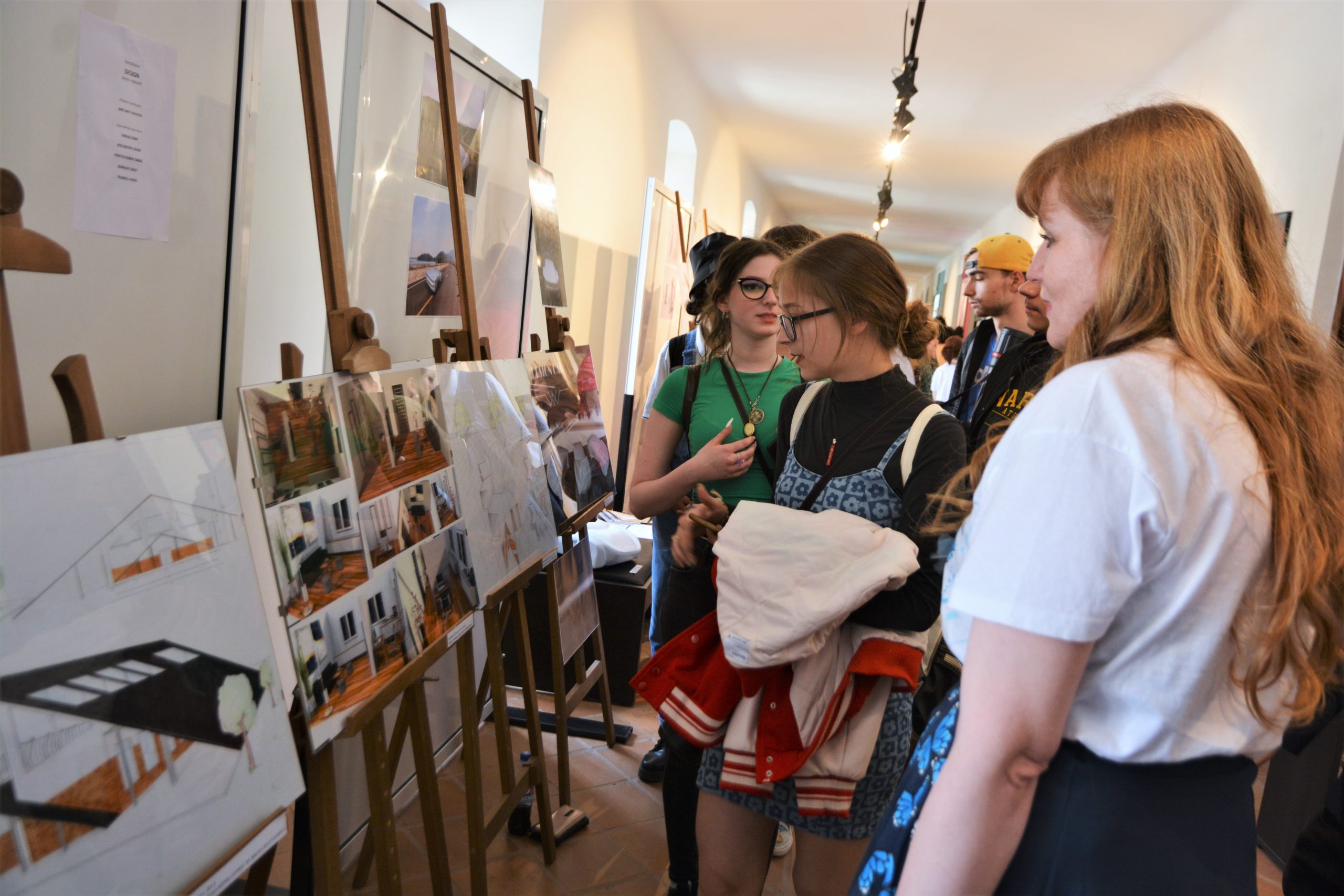 FOTO: Expoziţia absolvenţilor de la Liceul de Arte Oradea 10.05.2022