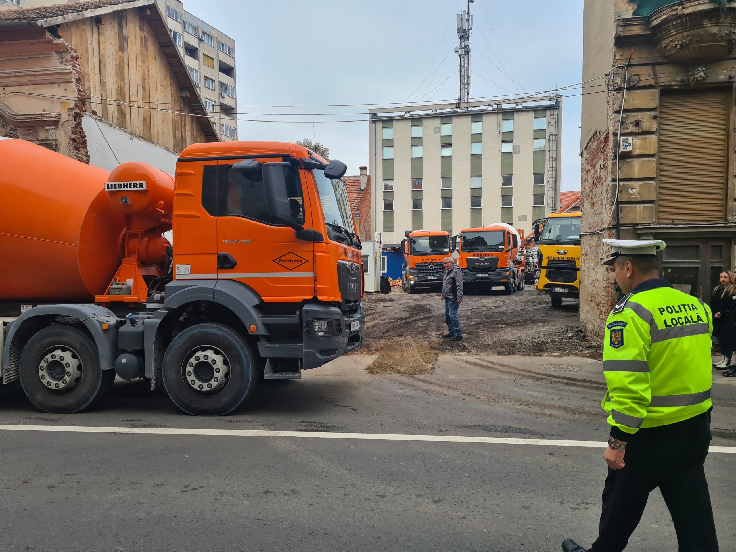 FOTO: Trafic restricționat pe strada Iosif Vulcan din cauza șantierului parcării etajate10.11.2022