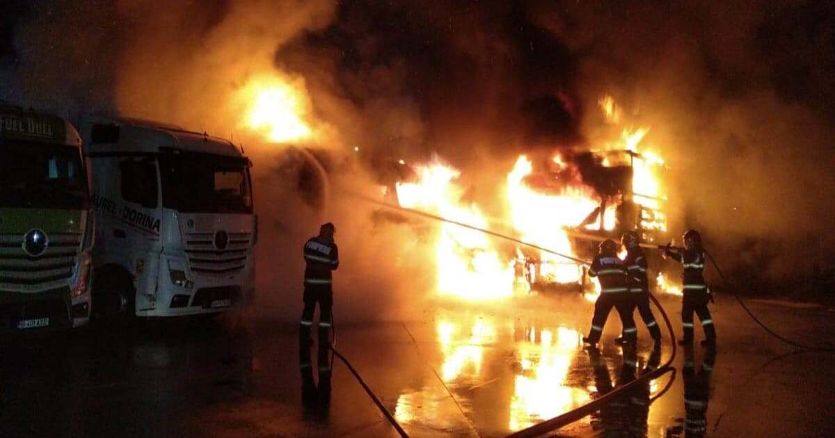 Major fire in the parking lot of a company in Oradea.  Four vehicles and a semi-trailer burned