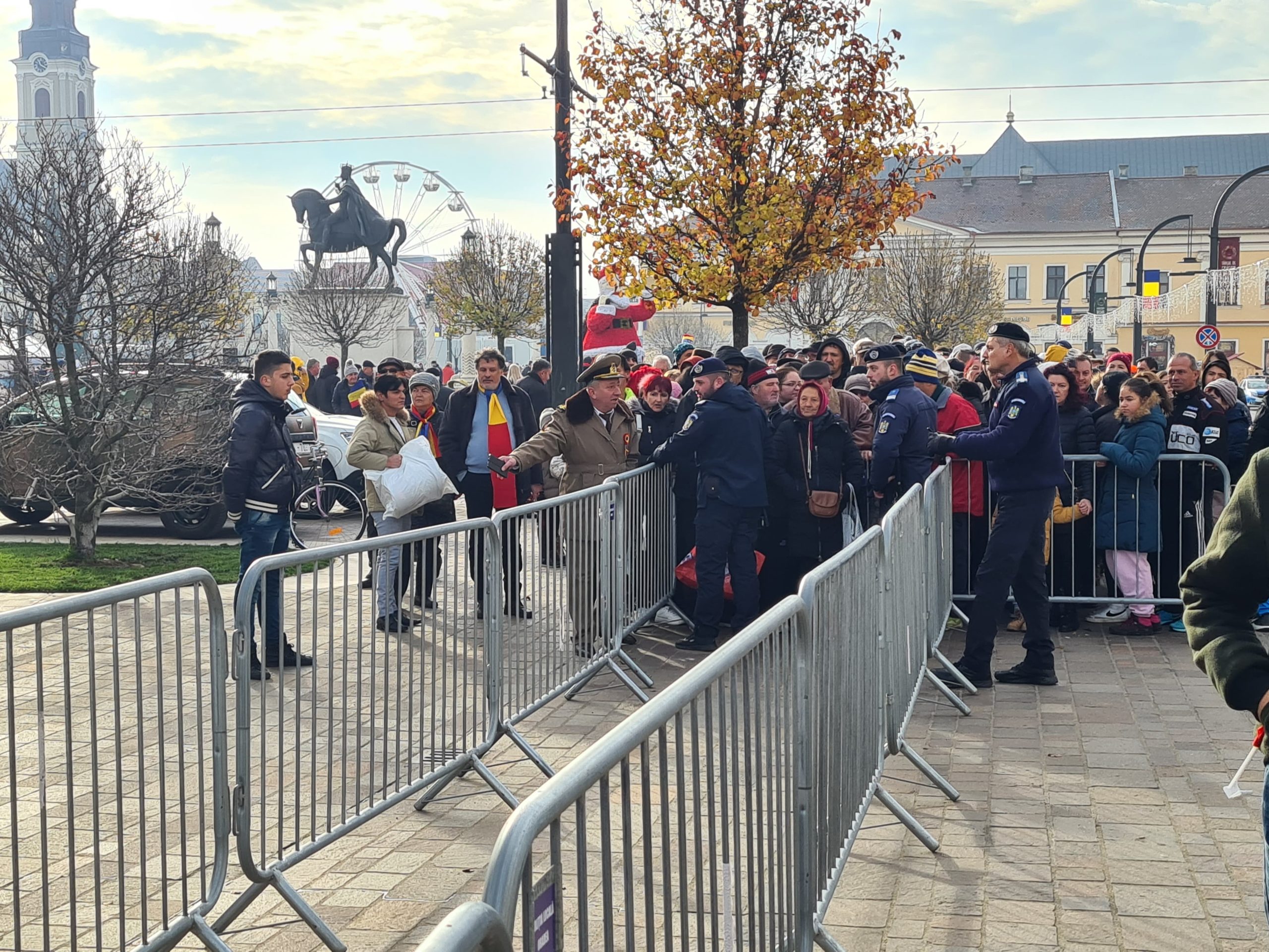 FOTO: Coada la ciolanul cu fasole oferit de Primăria Oradea 1.12.2022