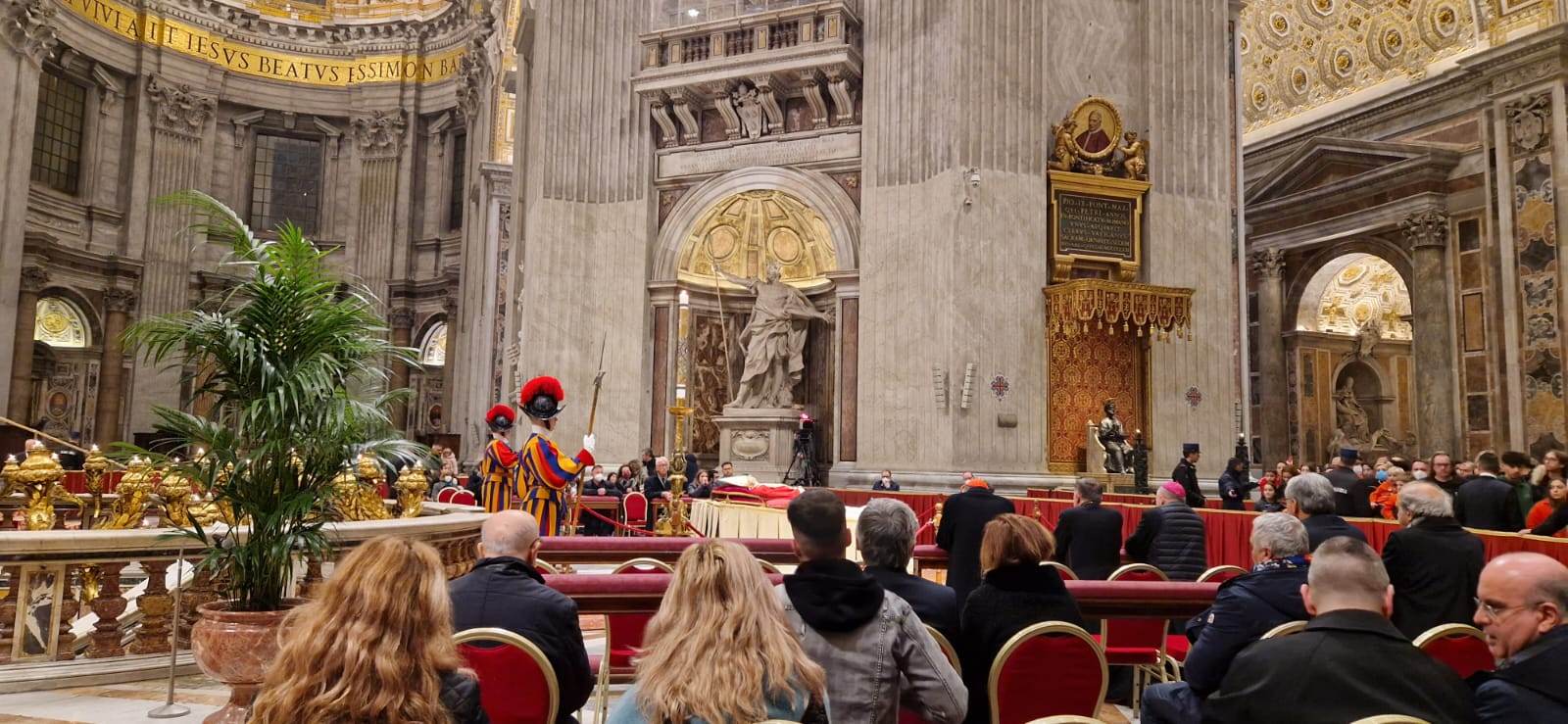 FOTO: Episcopii orădeni, omagiu emoționant pentru Papa Benedict, 04.01.2023