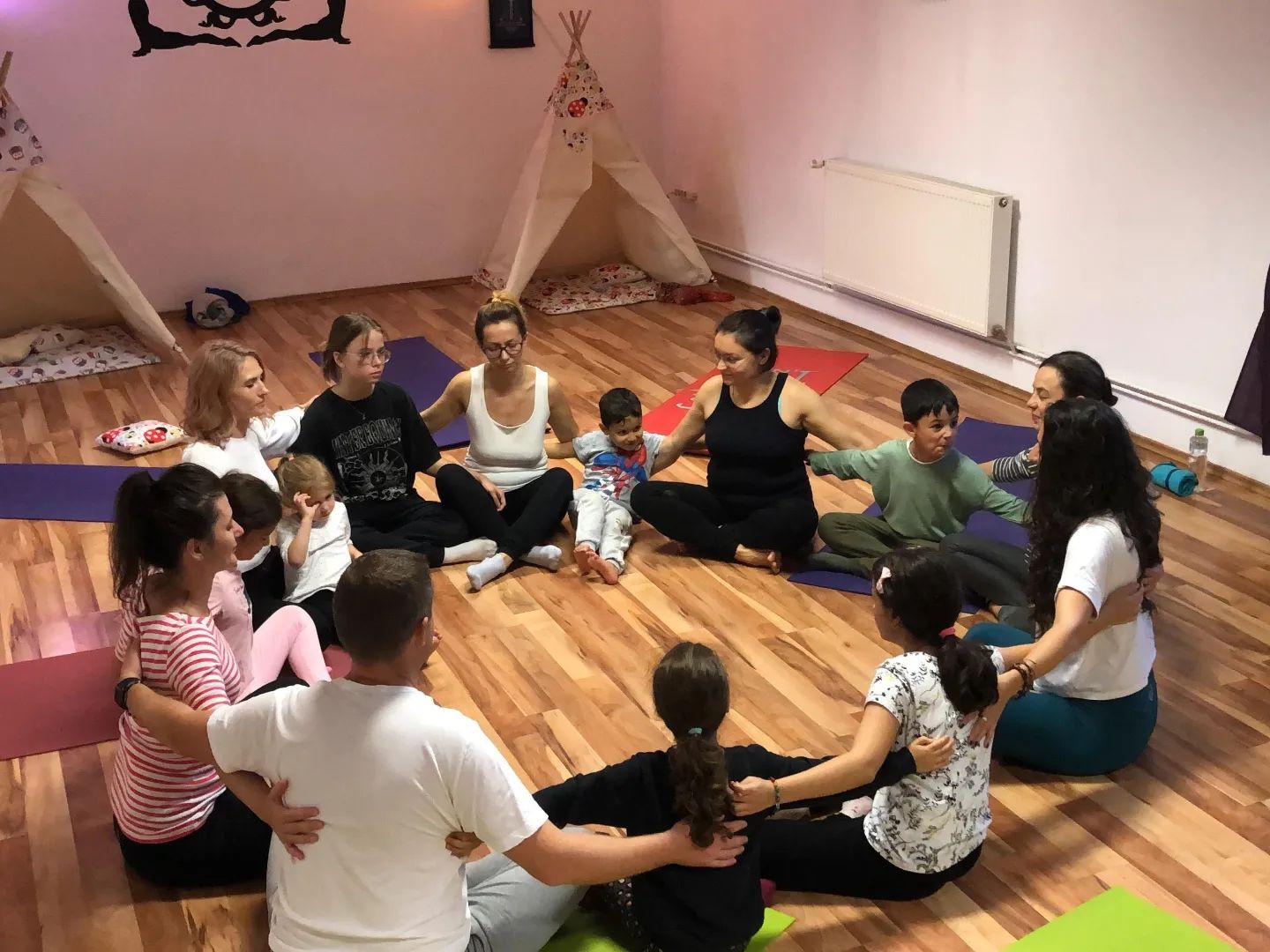 FOTO: Copiii învaţă prin yoga să fie îndrăzneţi, creativi şi empatici, 05.01.2023