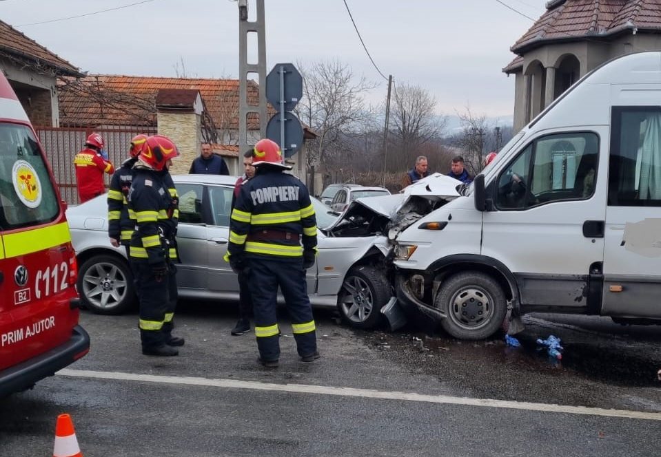 FOTO: Grav accident de circulație la Petrileni 17.02.2023