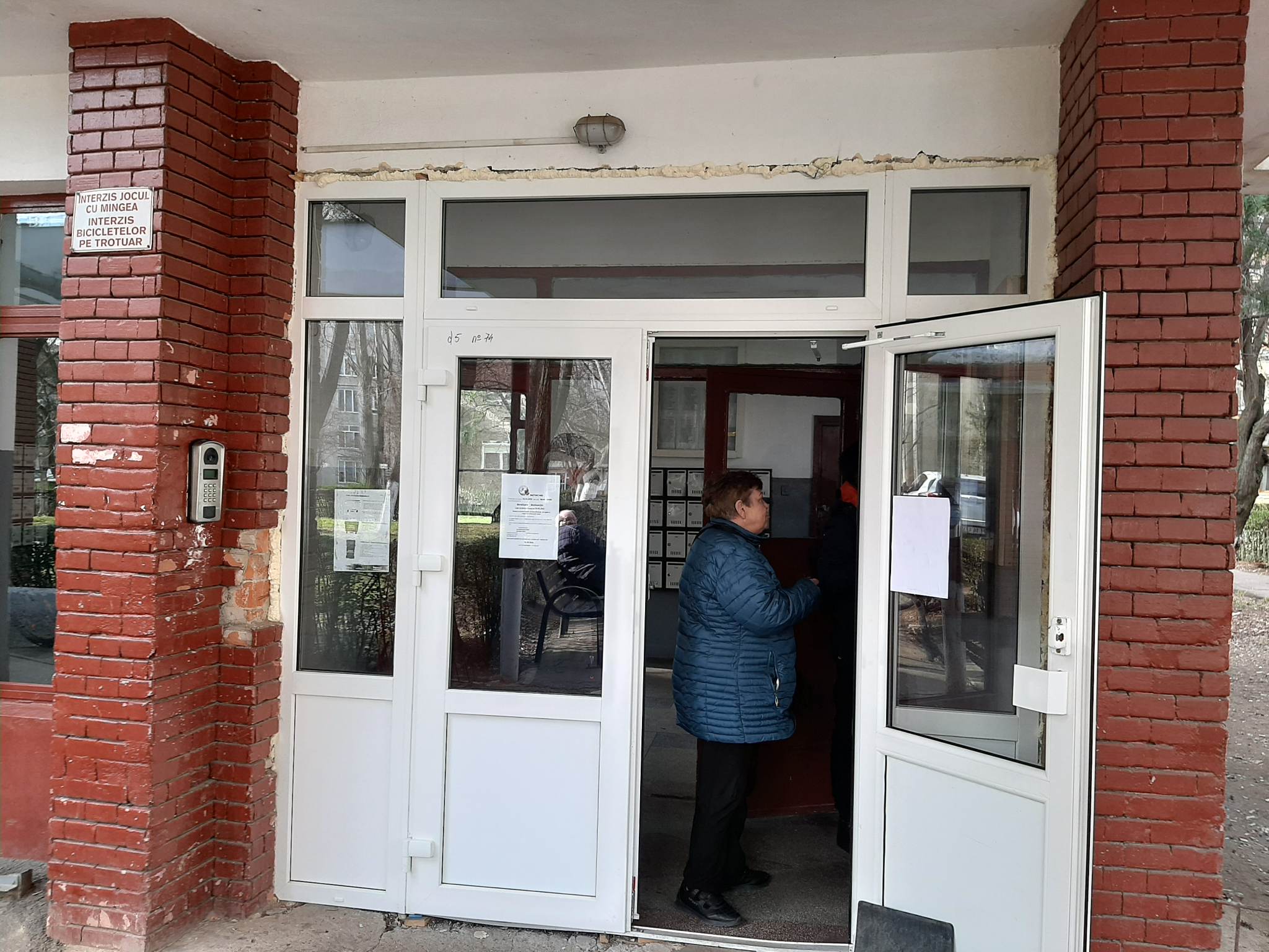 FOTO: Orădeni cu suflet: ambulanțierii au urcat un pacient imobilizat în scaun cu rotile până la etajul VII, 23.02.2023