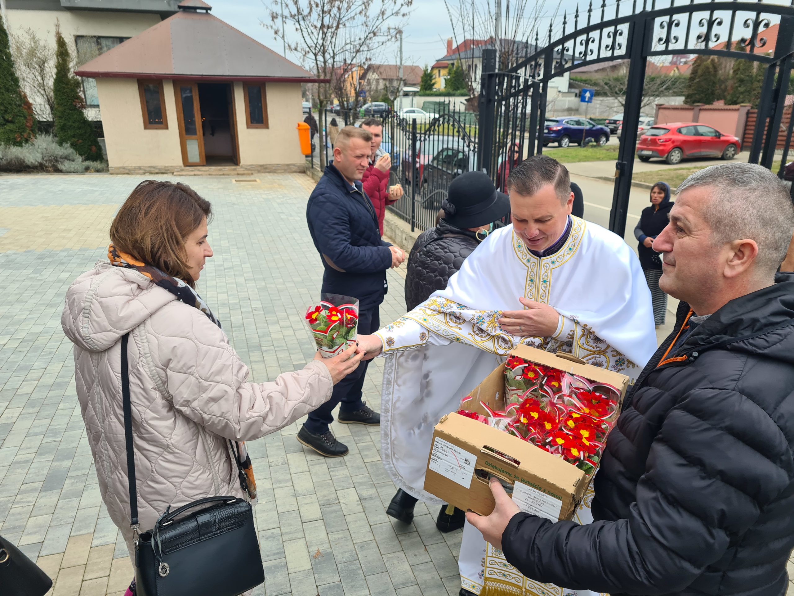 FOTO: Flori în dar pentru credincioase, 05.03.2023