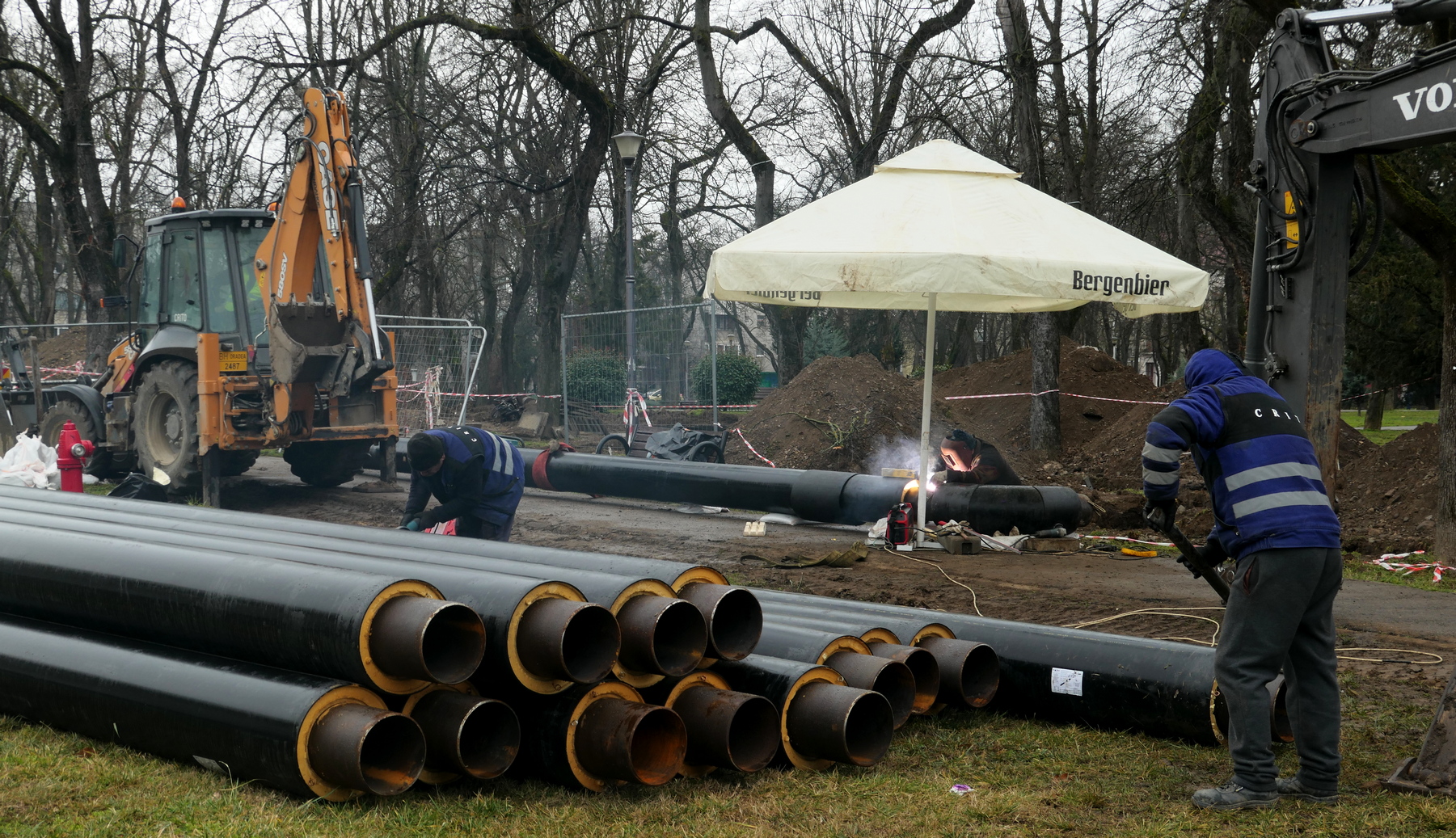 FOTO: Săpături pentru rețelele de termie, în Parcul 1 Decembrie 7.03.2023