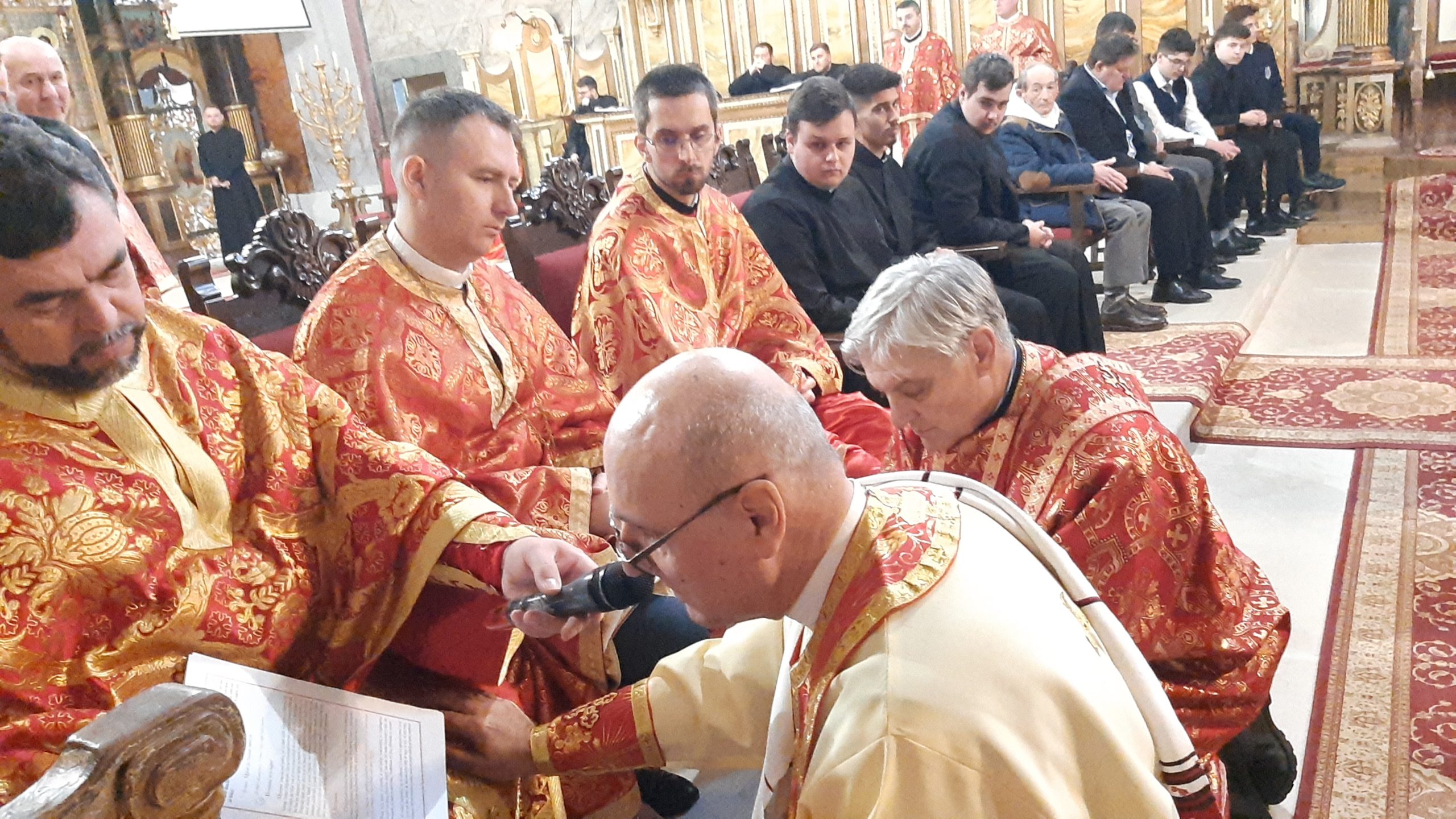 FOTO: Episcopul greco-catolic de Oradea, PSS Virgil Bercea, a spălat picioarele a 12 bărbați, 13.04.2023