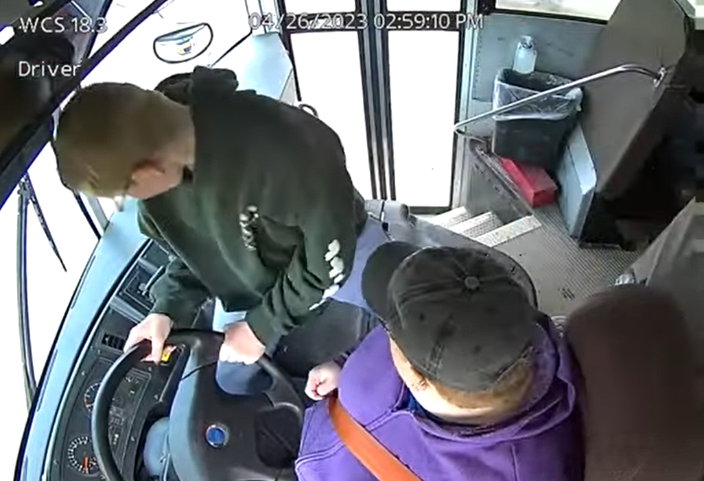 FOTO: Un elev de 13 ani a salvat viața colegilor săi aflați în autobuzul școlar, după ce șoferul a leșinat, 30.04.2023