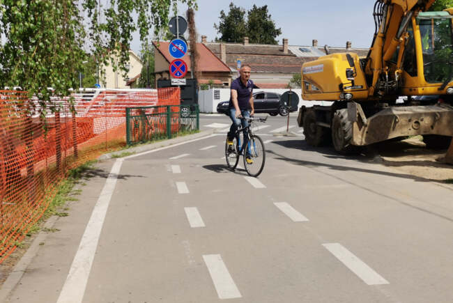 Închis Pe Malul Crișului, Pe Strada Emilian Mircea Chitul. Pista De ...