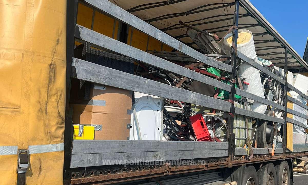 FOTO: 18 tone de deșeuri, transportate de două camioane, au fost oprite la vama Borș II, 22.05.2023