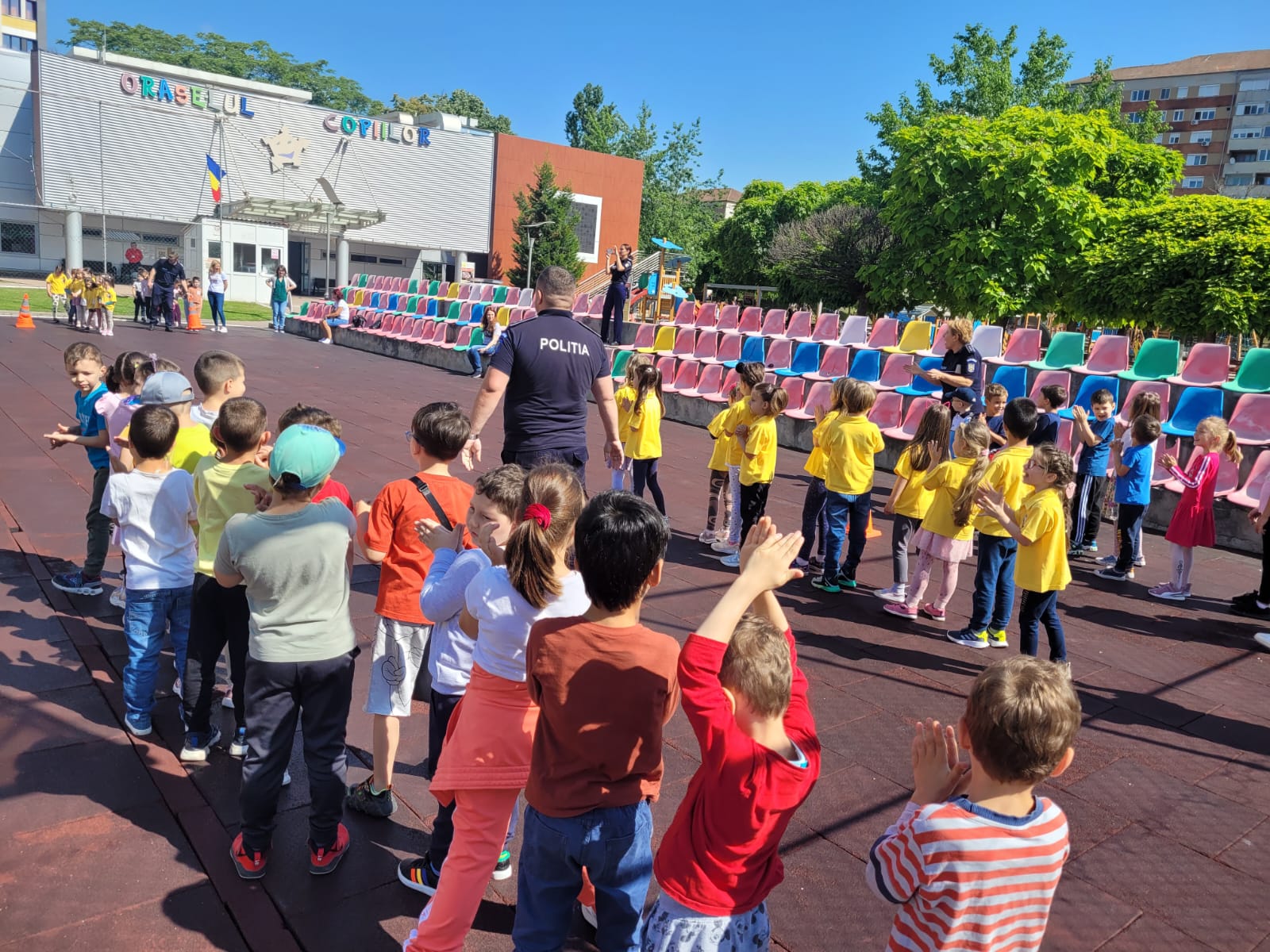 FOTO: Activități educative organizate de polițiștii bihoreni pentru preșcolari în parc, 14.06.2023