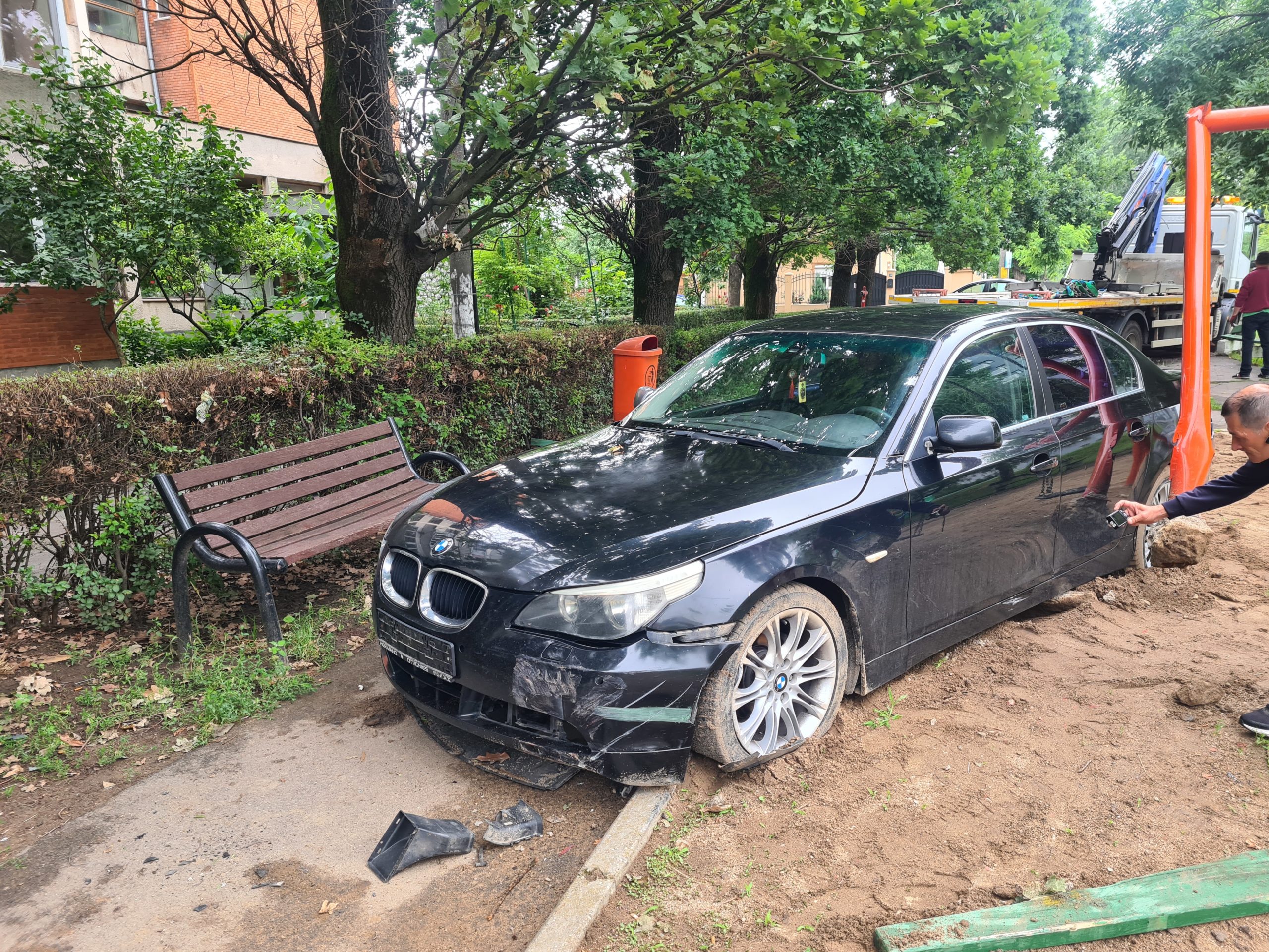 FOTO: Un BMW a ajuns într-un loc de joacă din Oradea 17.06.2023