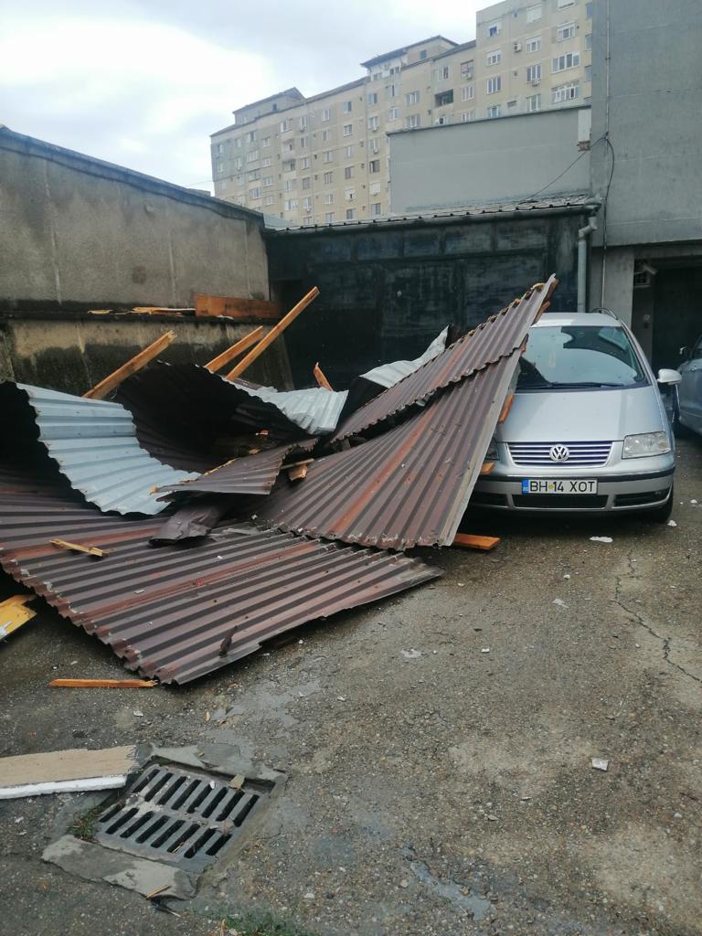 FOTO: O parte din clădirea ANAF a rămas fără acoperiș, iar mașinile au fost sparte, 26.07.2023