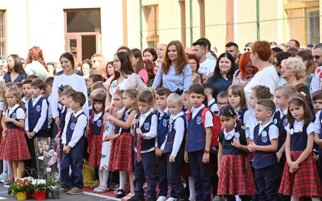 FOTO: Viceprimarul Antonia Nica, prezentă la festivitatea de deschidere a mai multor școli din Oradea, 11.09.2023