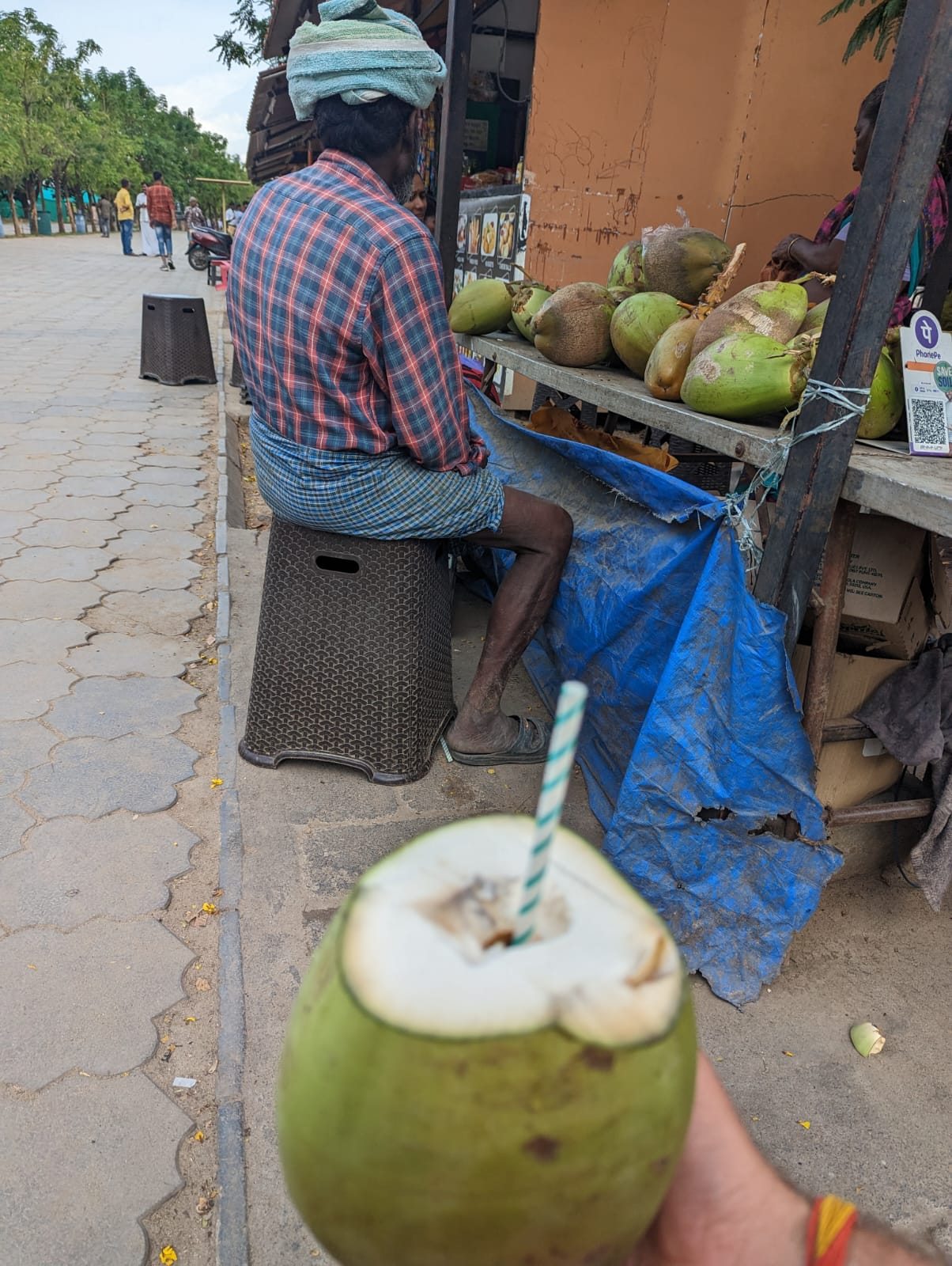 traditionala hidratare pe strada, apa de cocos