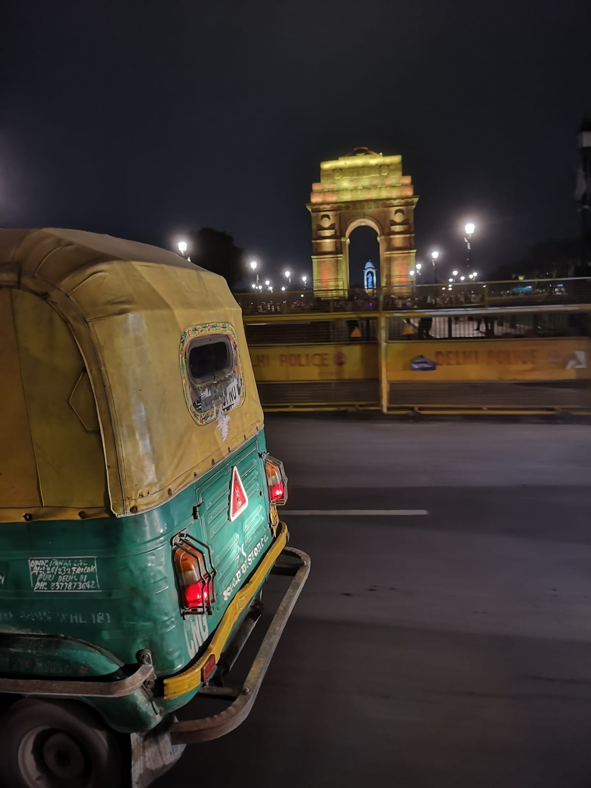 tuk-tuk si India Gate din New Delhi