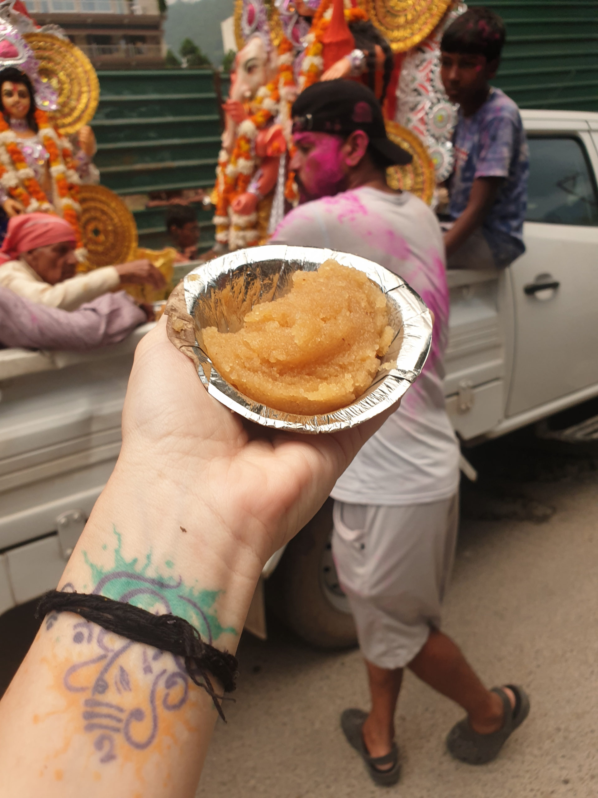 primirea de ofranda (Prasadam) cu ocazia unei sarbatori - Rishikesh