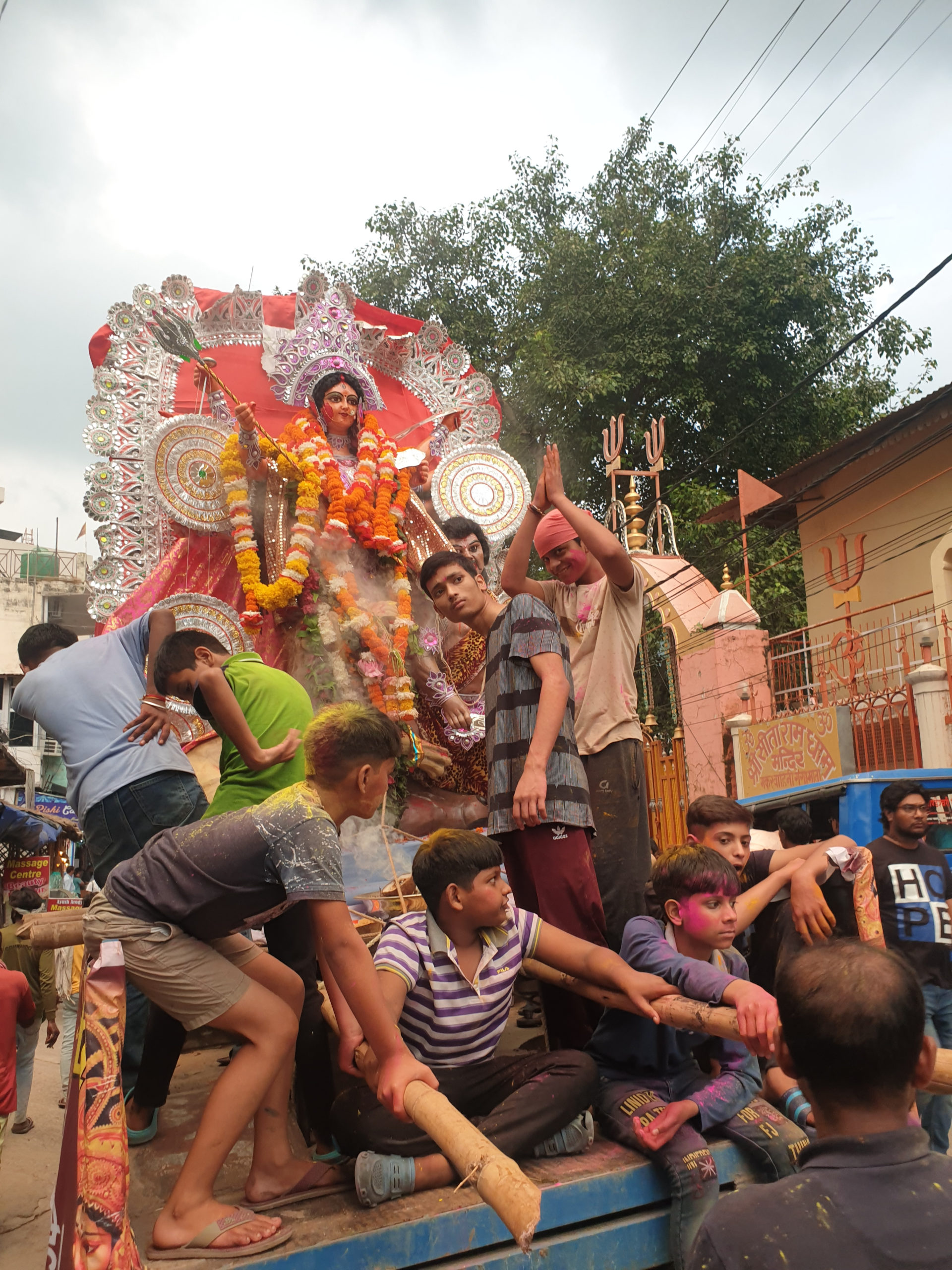 pe strazile din Rishikesh cu ocazia unei sarbatori