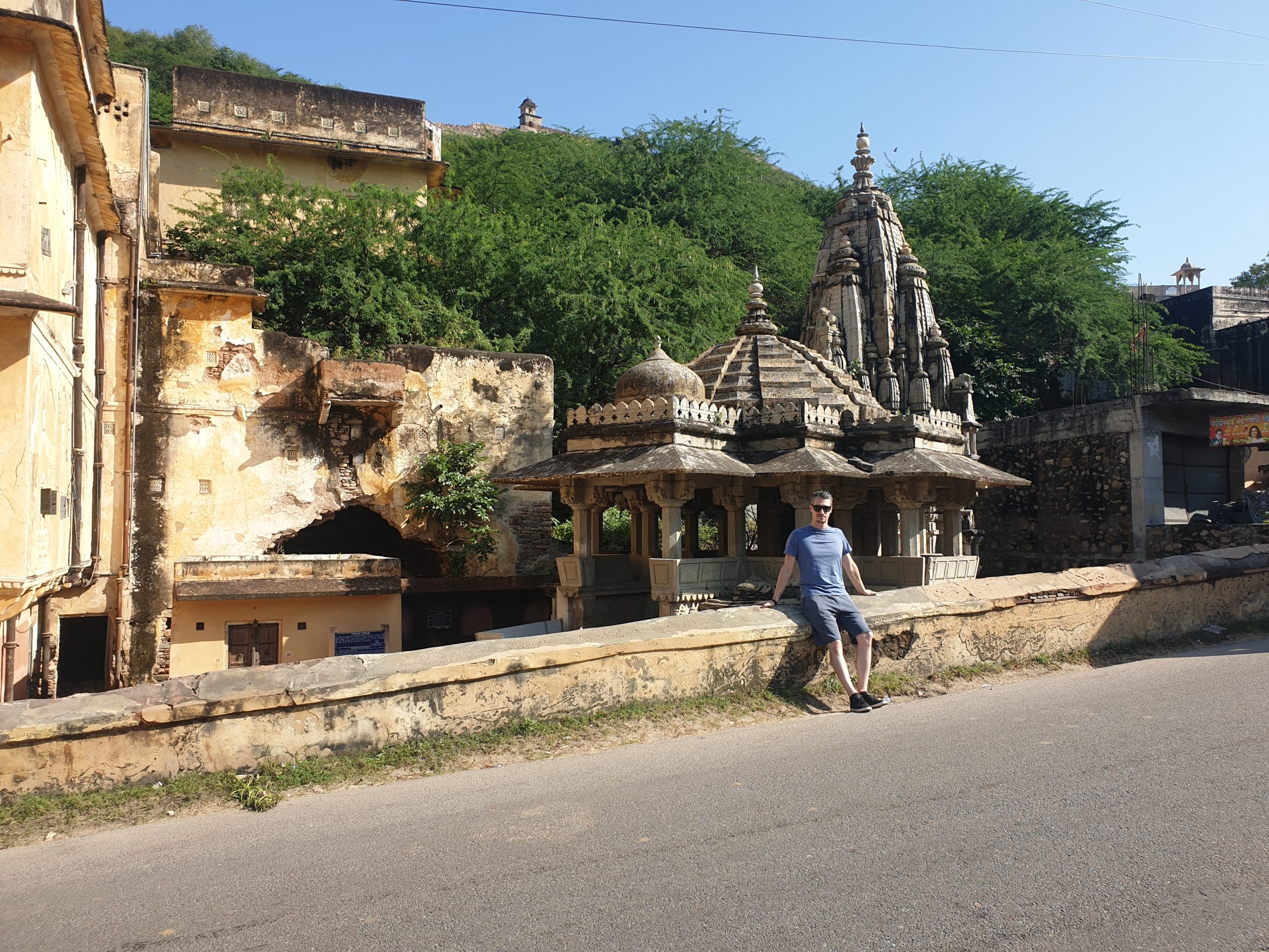 mici temple antice pe strazile din Jaipur