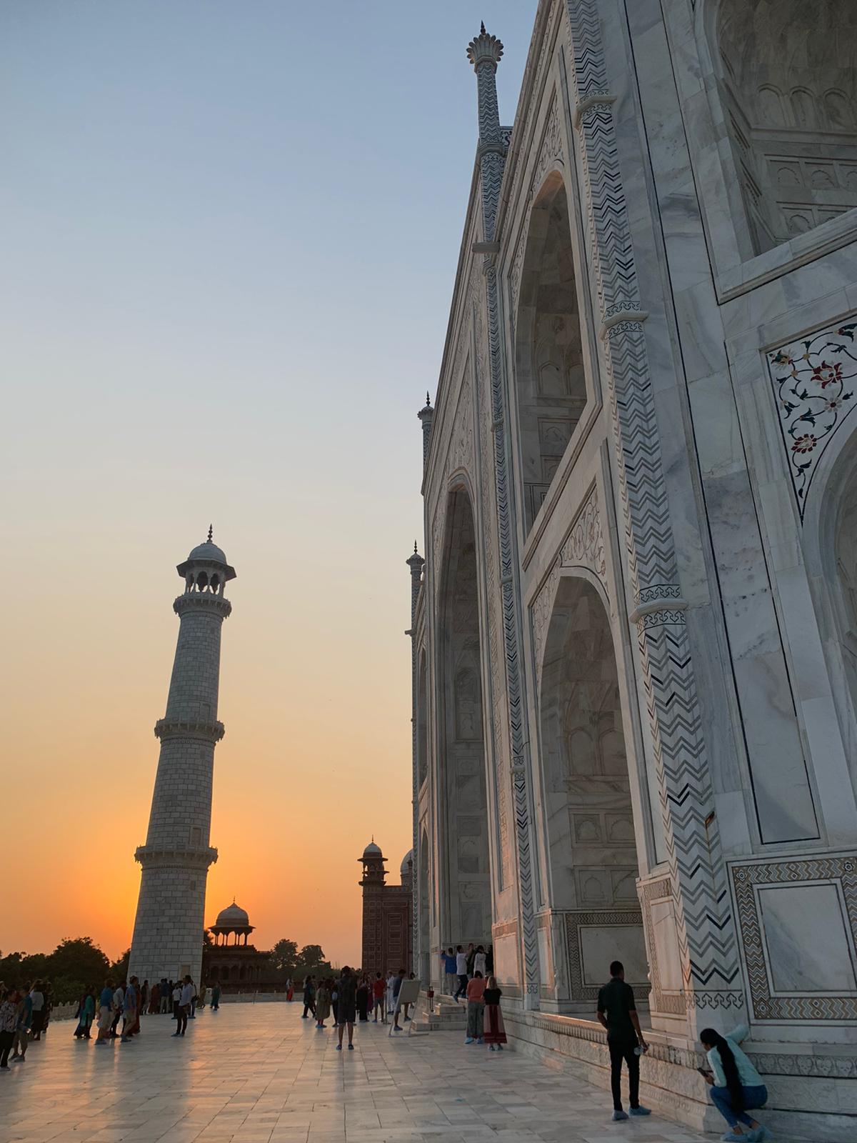 apus la Taj Mahal