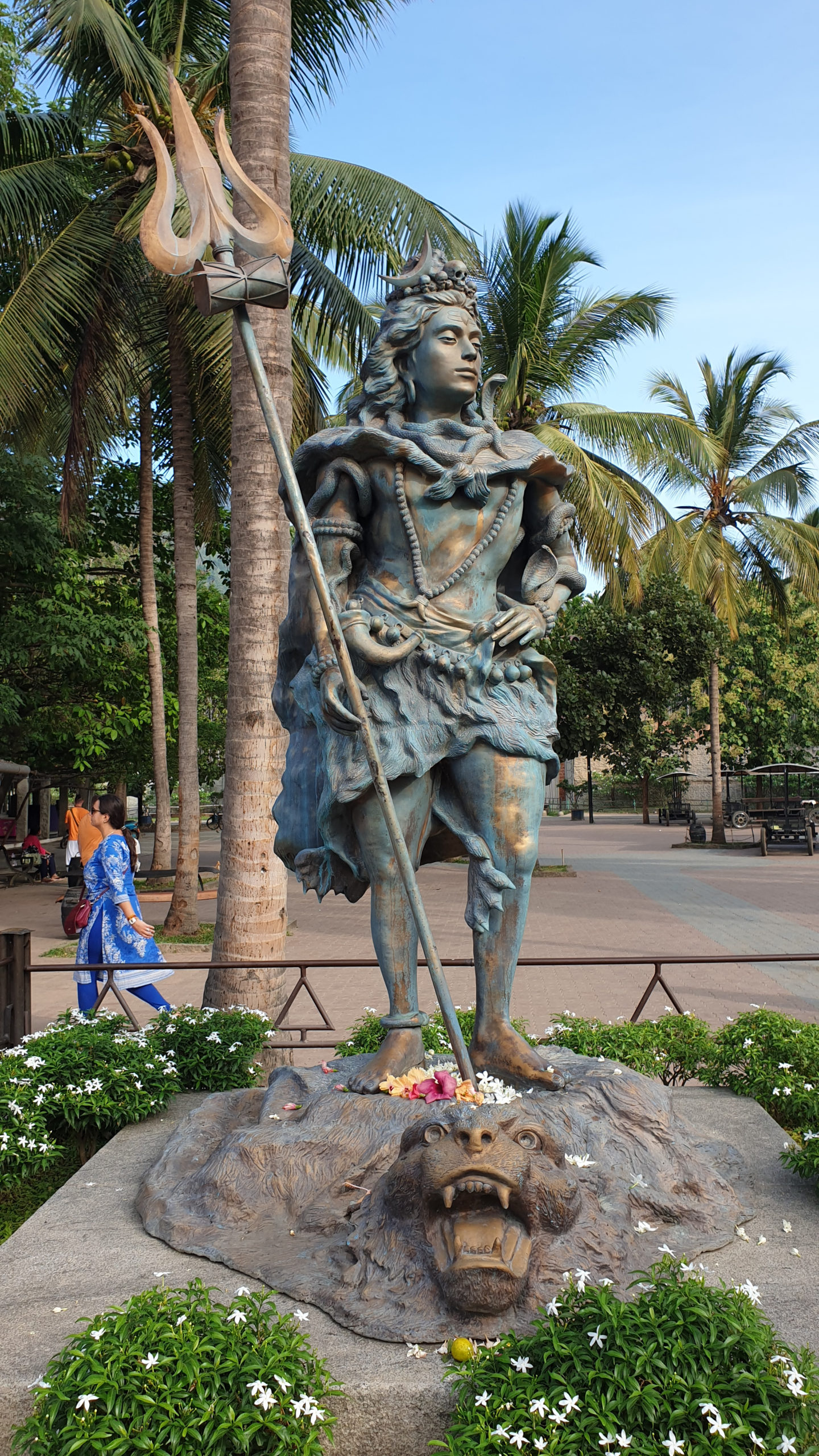 statuie al lui Shiva, la intrarea in ashramul Isha Yoga Center