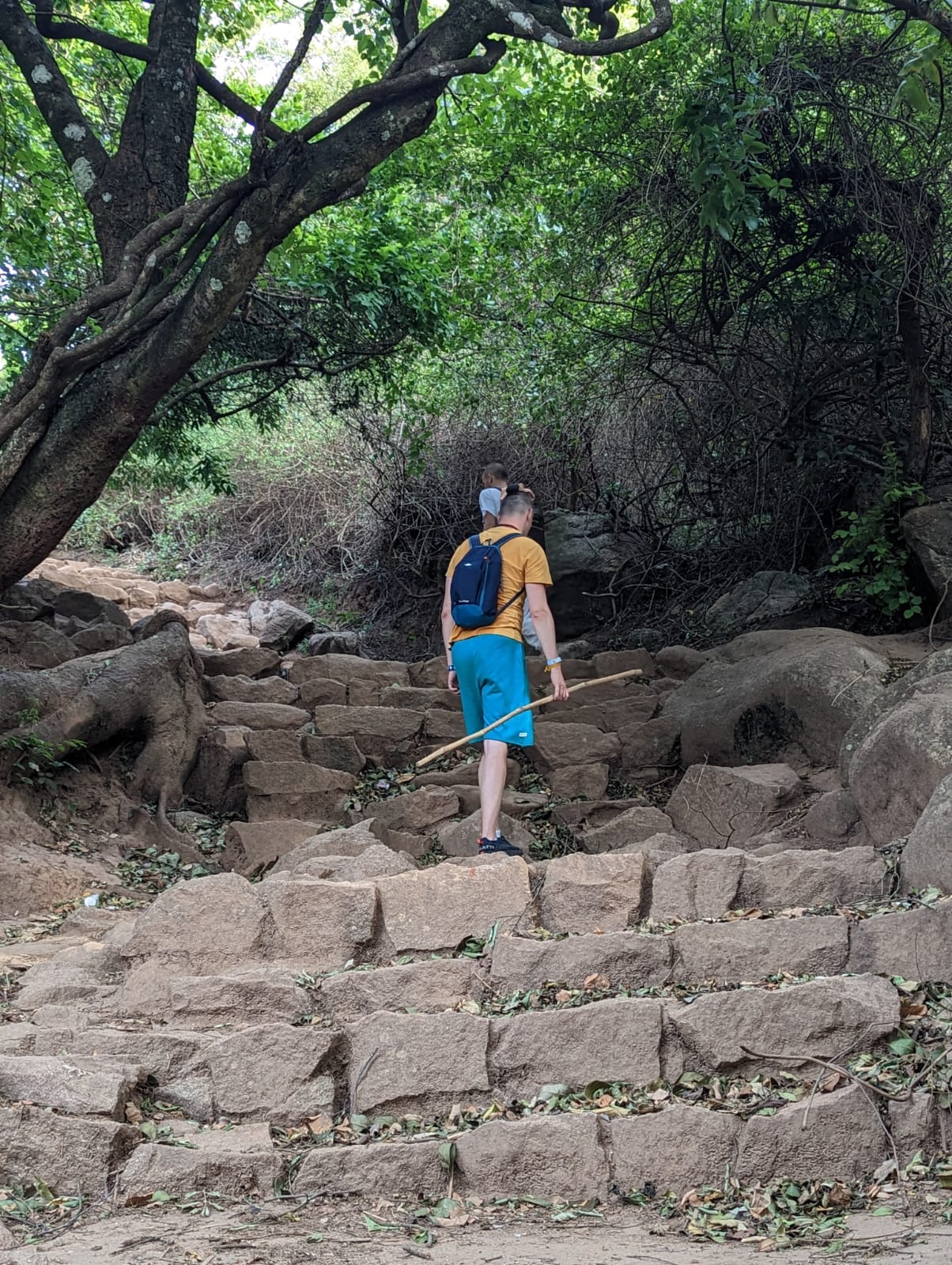 urcare pe Veliangiri, pelerinaj pt barbati spre locul iluminarii lui Sadhguru.1