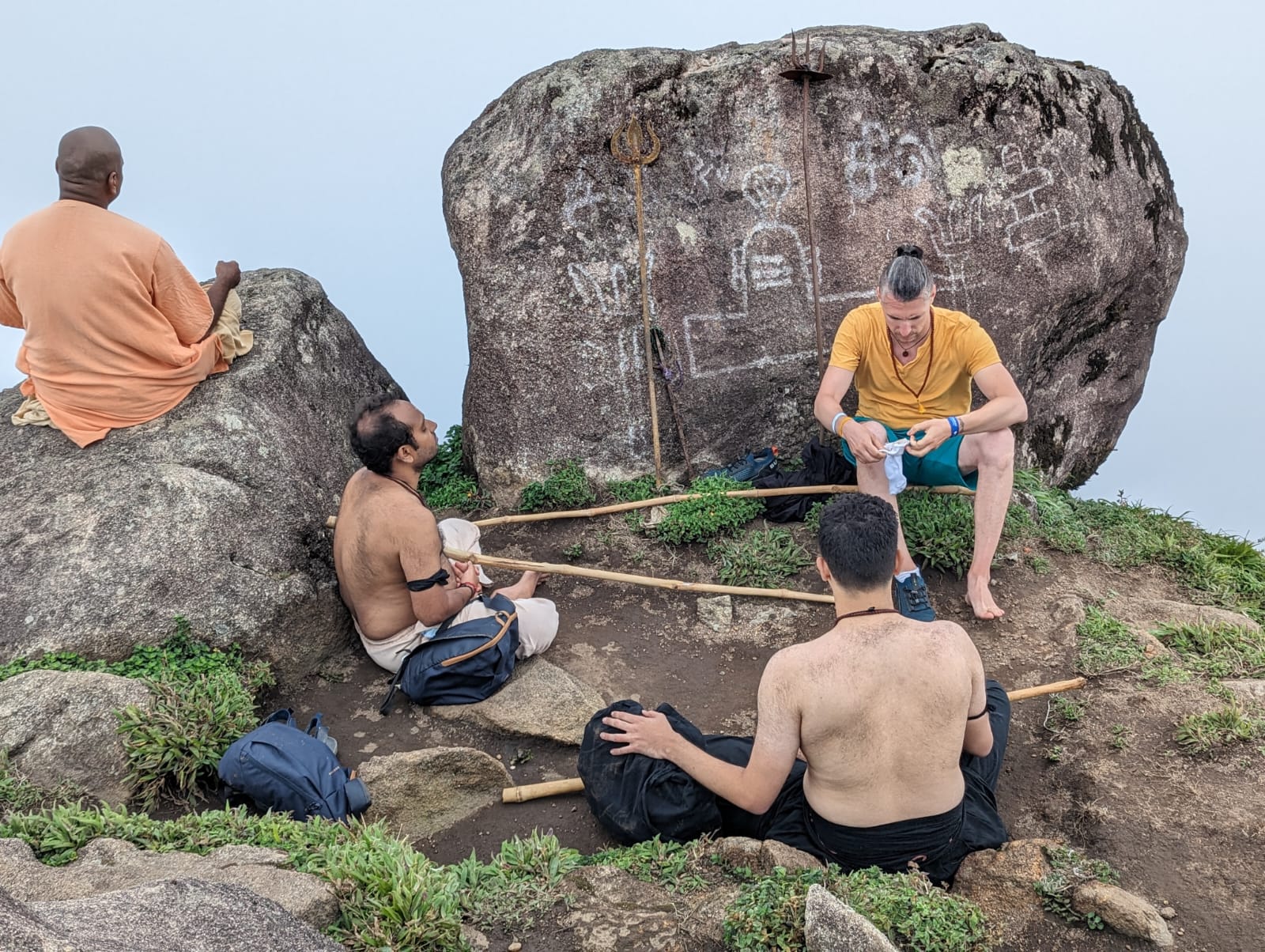 Muntele Veliangiri, locul de iluminare al lui Sadhguru (pelerinaj destinat doar barbatilor, in anumite zile ale anului)