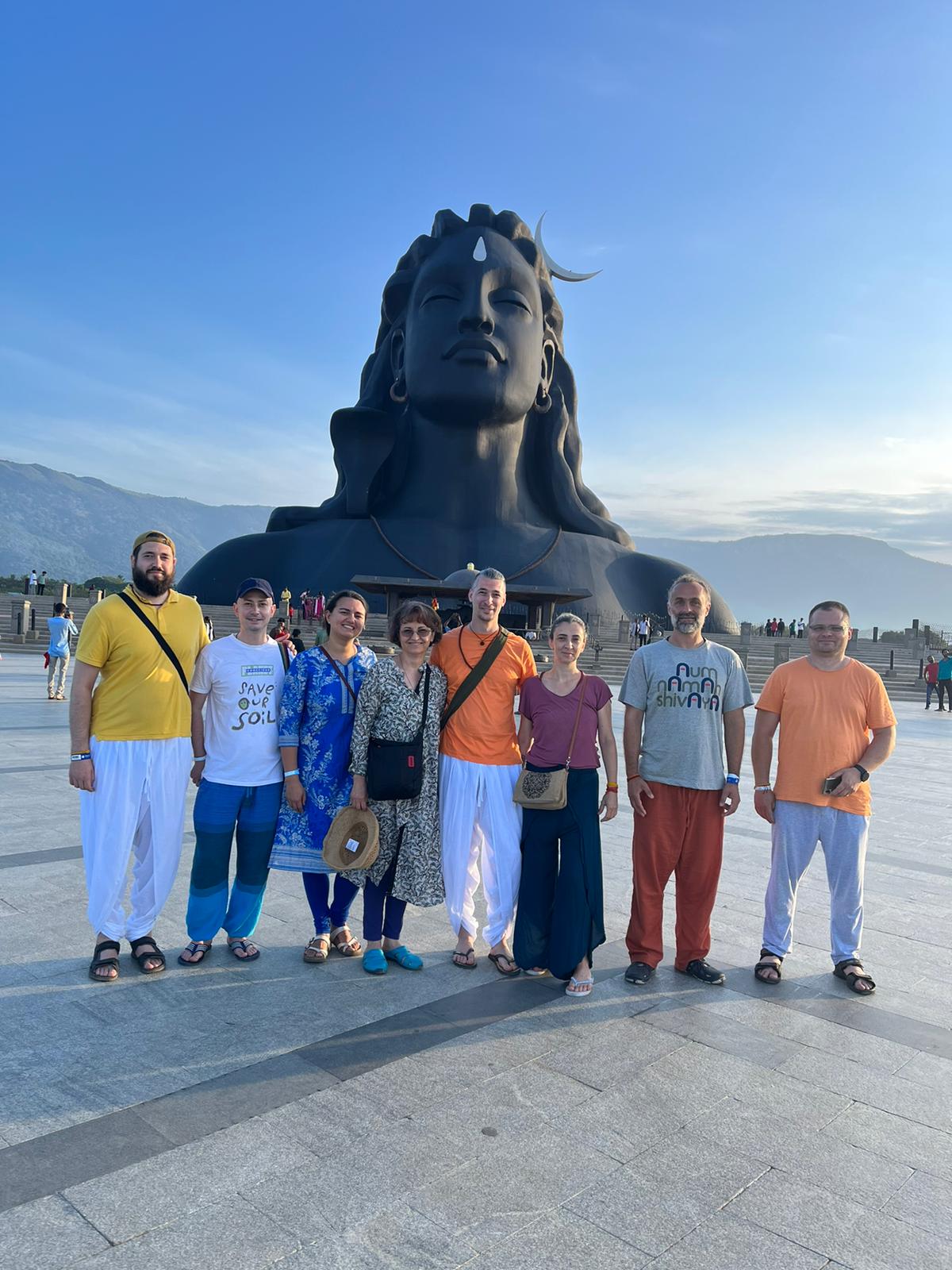 grupul de romani la Adiyogi, bustul lui Shiva