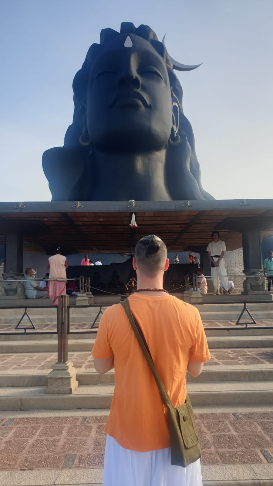 in fata lui Adiyogi, bustul lui Shiva