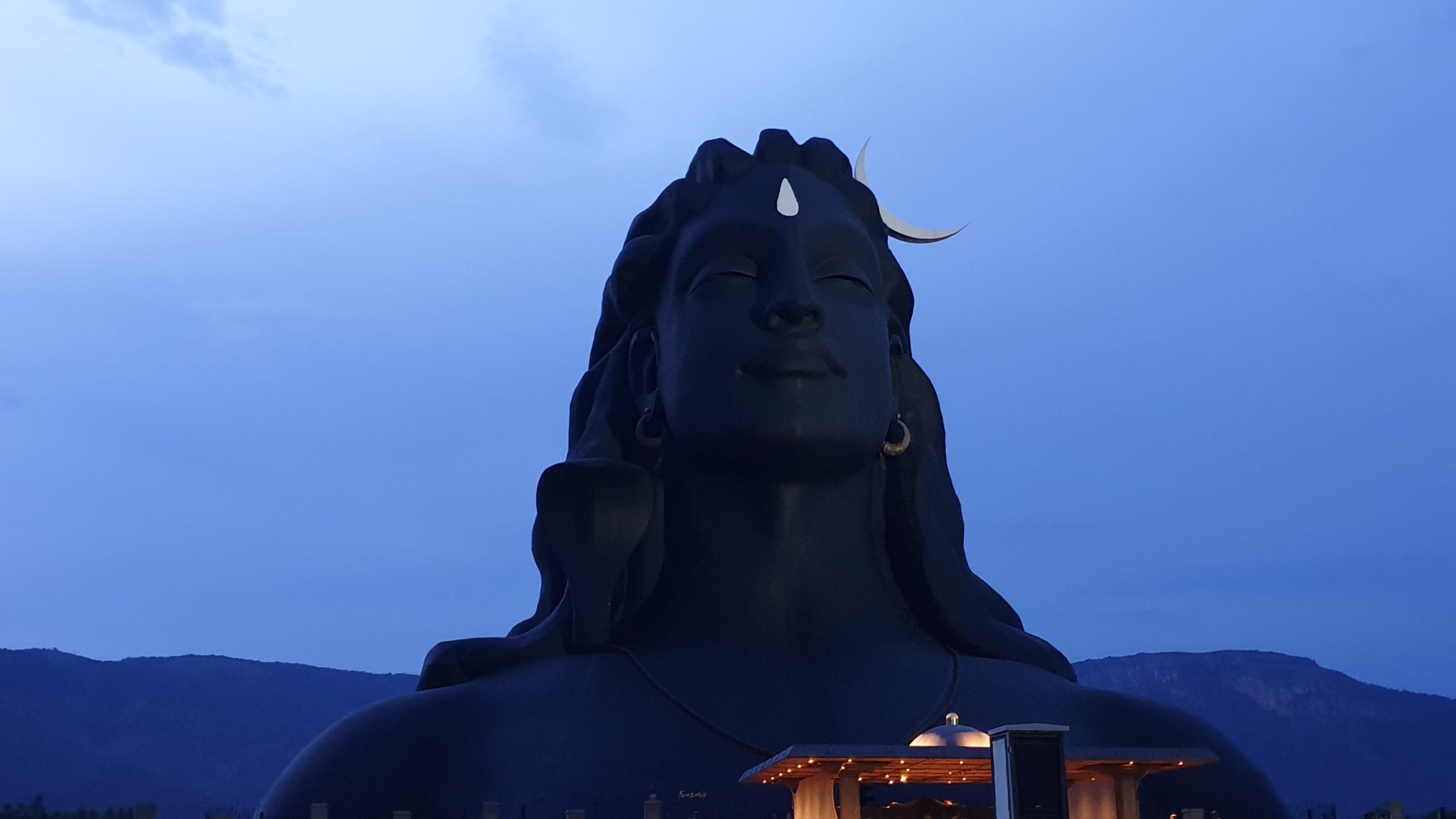 Adiyogi, bustul lui Shiva, la apus