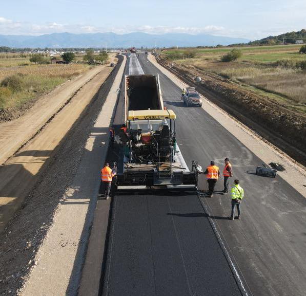 FOTO: Ilie Bolojan: se toarnă primul strat de asfalt pe Centura Beiuș, 13.10.2023