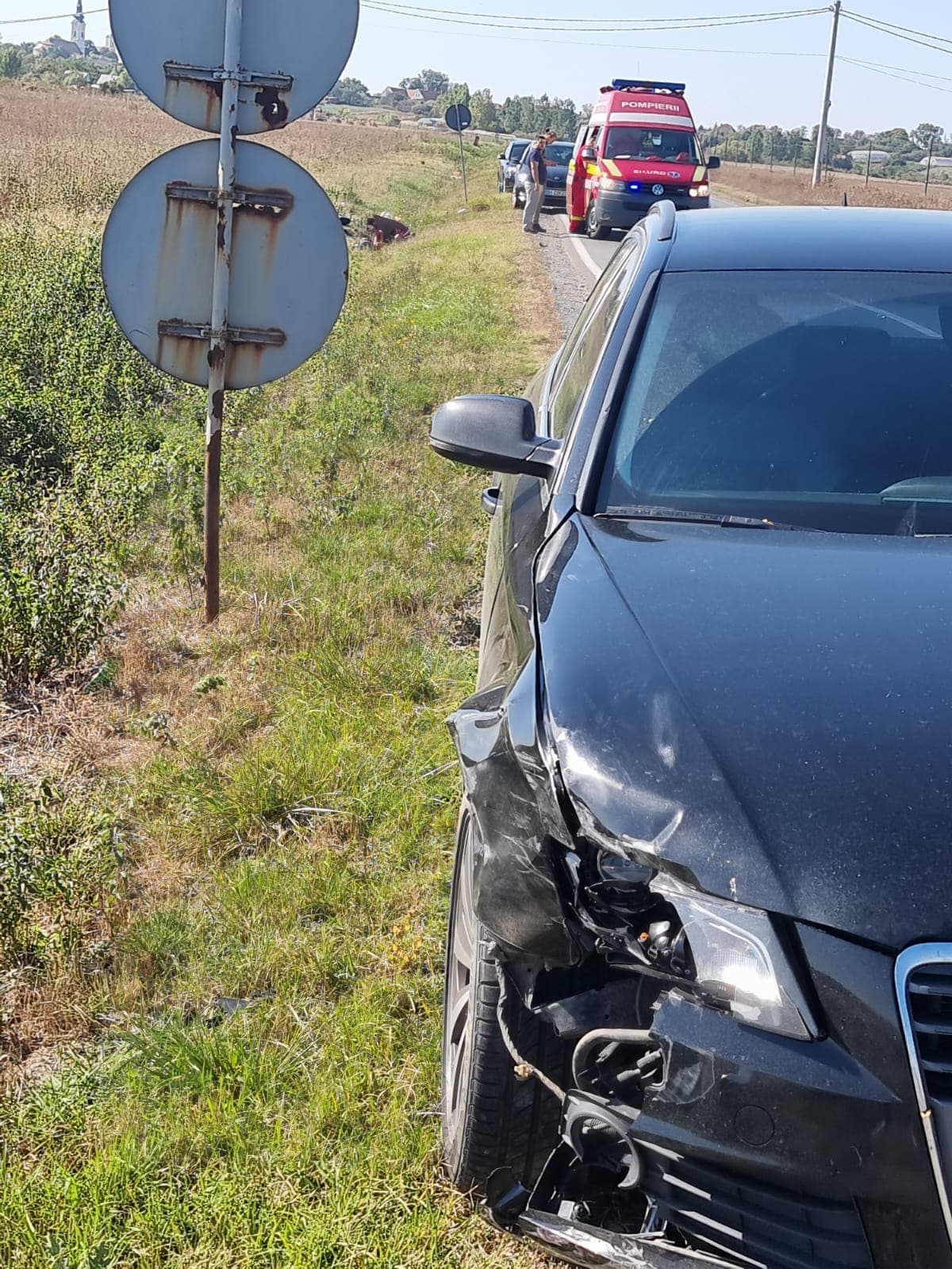 FOTO: Bihoreancă în cărucior electric, spulberată de o mașină pe marginea șoselei, 14.10.2023