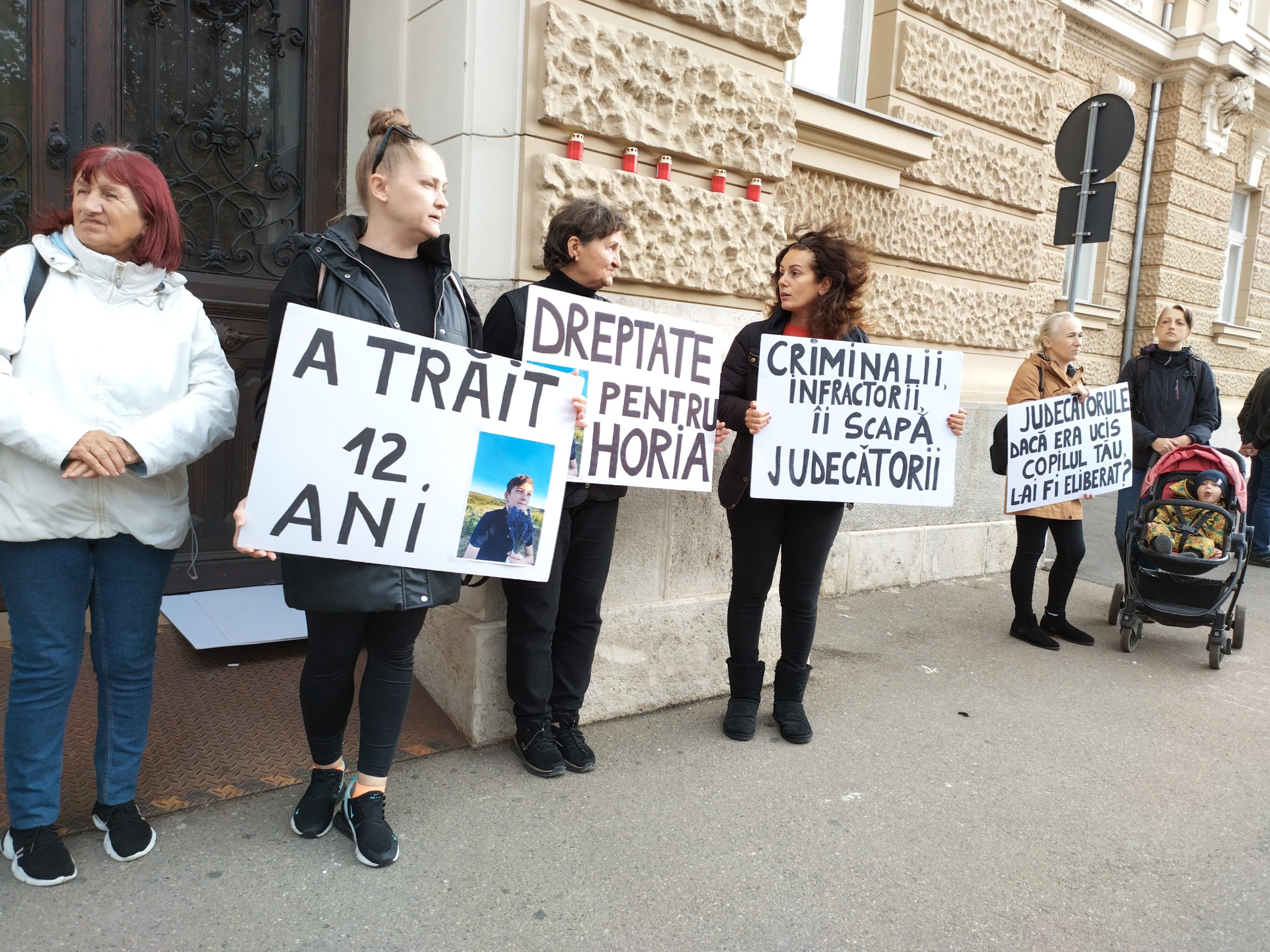 FOTO: Luiza Chiva, protest la Judecătoria Oradea înainte de decizia în privința lui Buciuman, șoferul care i-a ucis copilul 26.10.2023