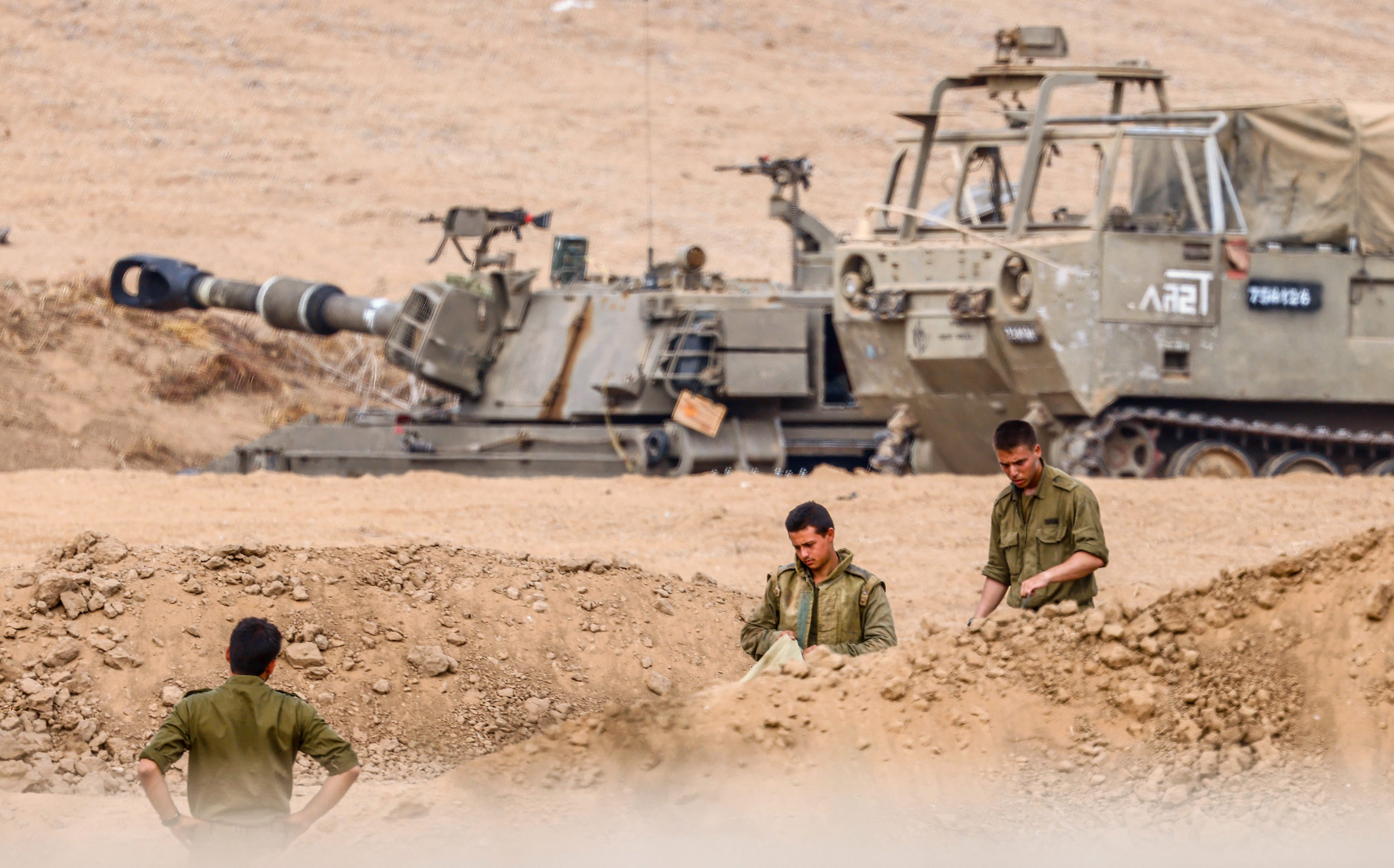 Israeli forces settle along the border with Gaza