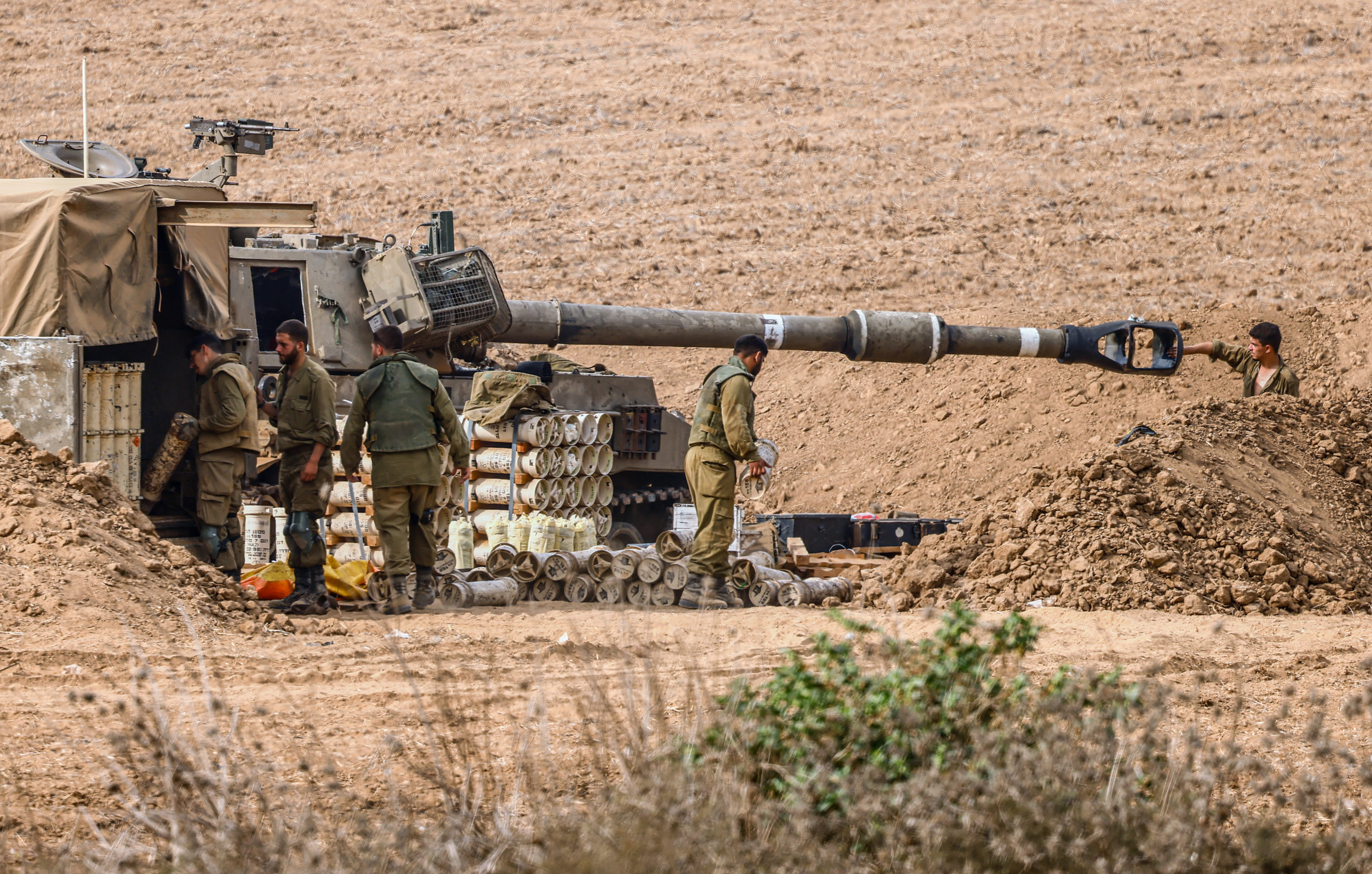 Israeli forces settle along the border with Gaza