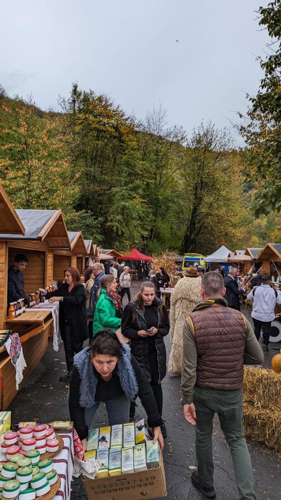 FOTO: Bunătăți de la producătorii locali din Pietroasa. Peste 150 de vizitatori, prezenți la prima ediție, 06.11.2023