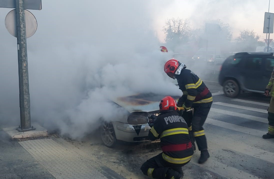 FOTO: Incendiu la o mașină aflată în mers pe strada Meșteșugarilor din Oradea, 09.11.2023