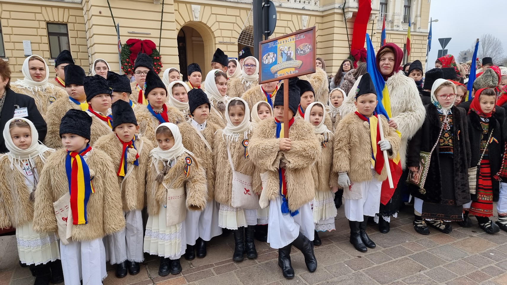 FOTO: Sute de copii au colindat în fața Primăriei din Oradea, 08.12.2023