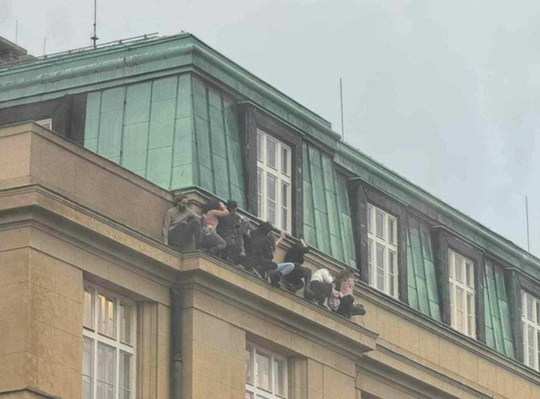 FOTO: Tiruri de armă la Universitatea Carolină din Praga, soldate cu morţi şi răniţi, 21.12.2023